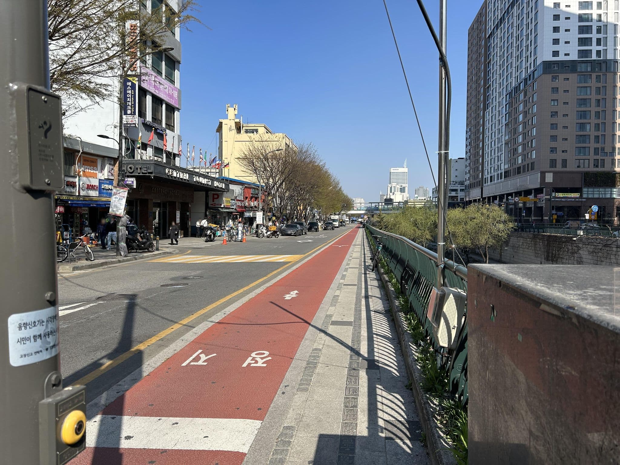 Street view near 센트럴관광호텔, Seoul — © ruslan_fat (CC BY-SA · Mapillary)