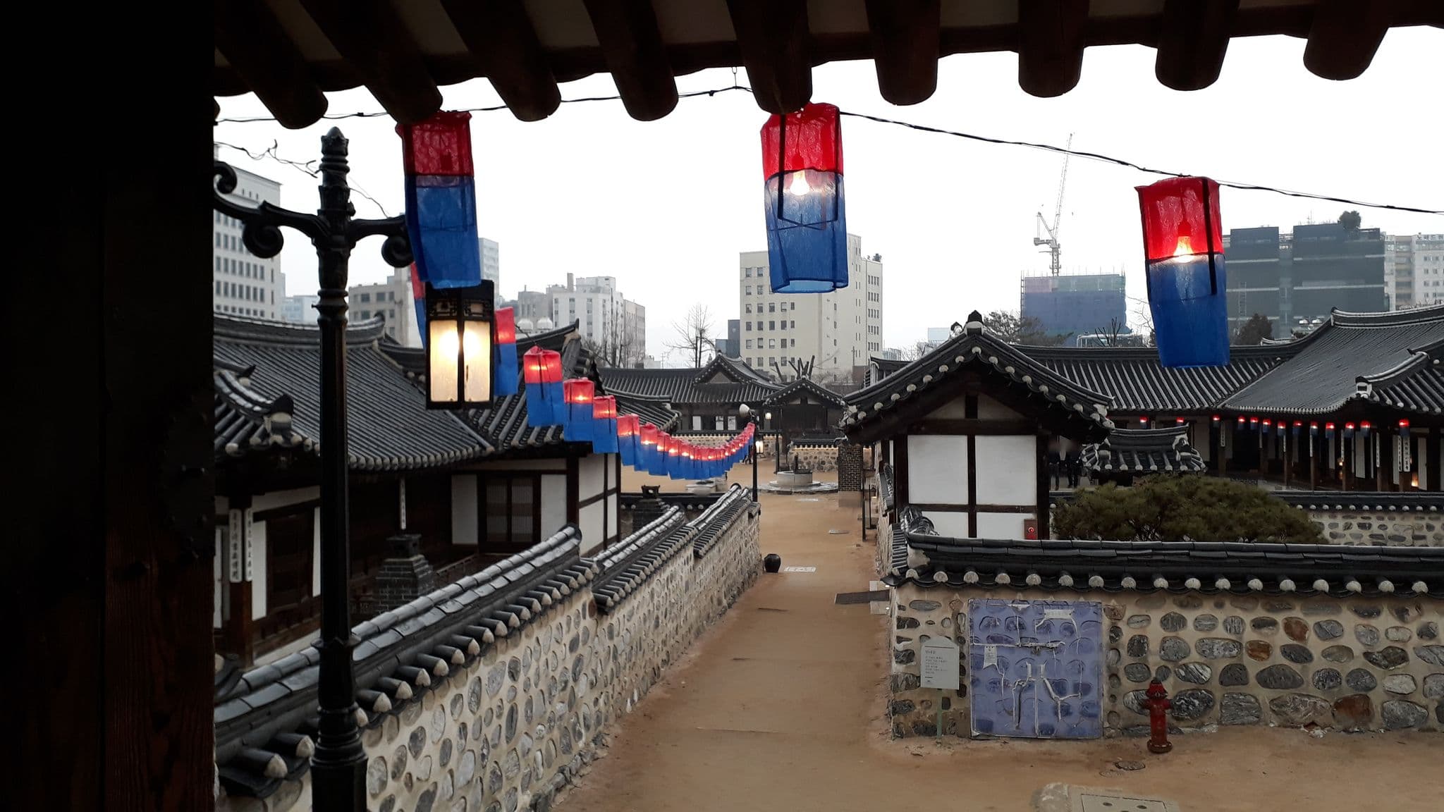 Street view near Villiv Inn-The City Namsan, Seoul — © thebigtouffe (CC BY-SA · Mapillary)