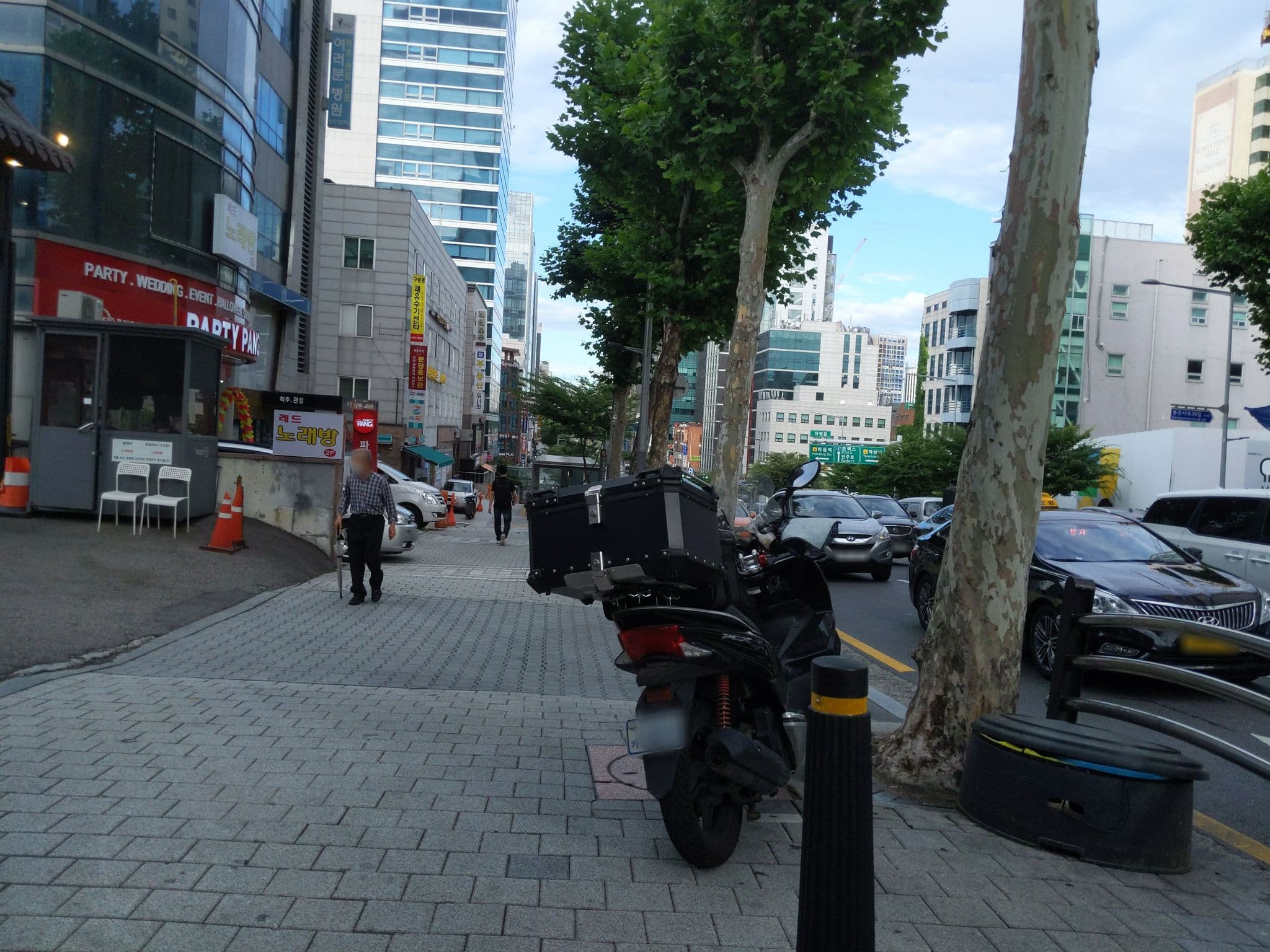 Street view near California Hotel, Yongsan-dong — © velaia (CC BY-SA · Mapillary)