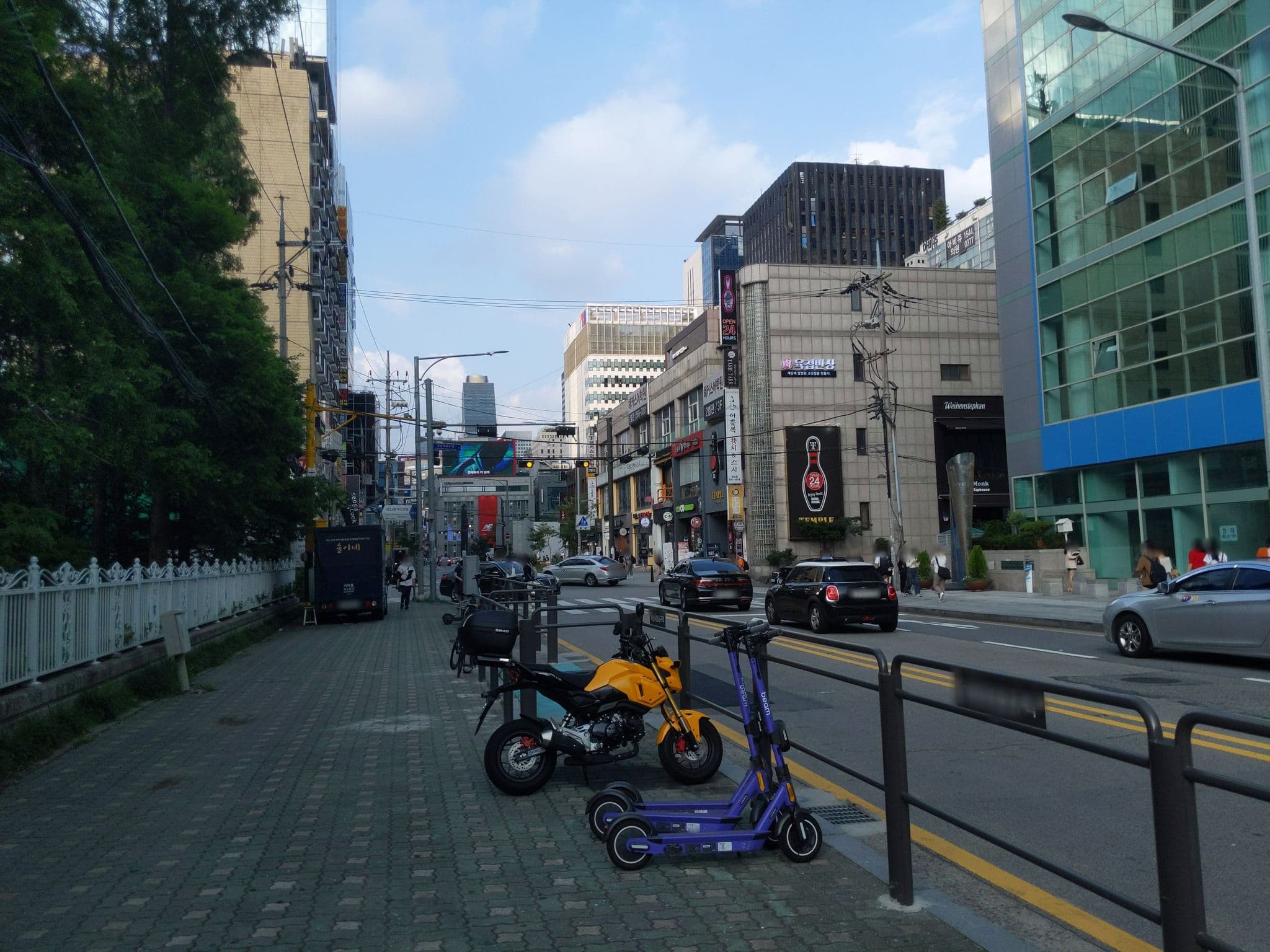Street view near 엠 쉐르빌 서비스드 아파트먼트, Yongsan-dong — © velaia (CC BY-SA · Mapillary)