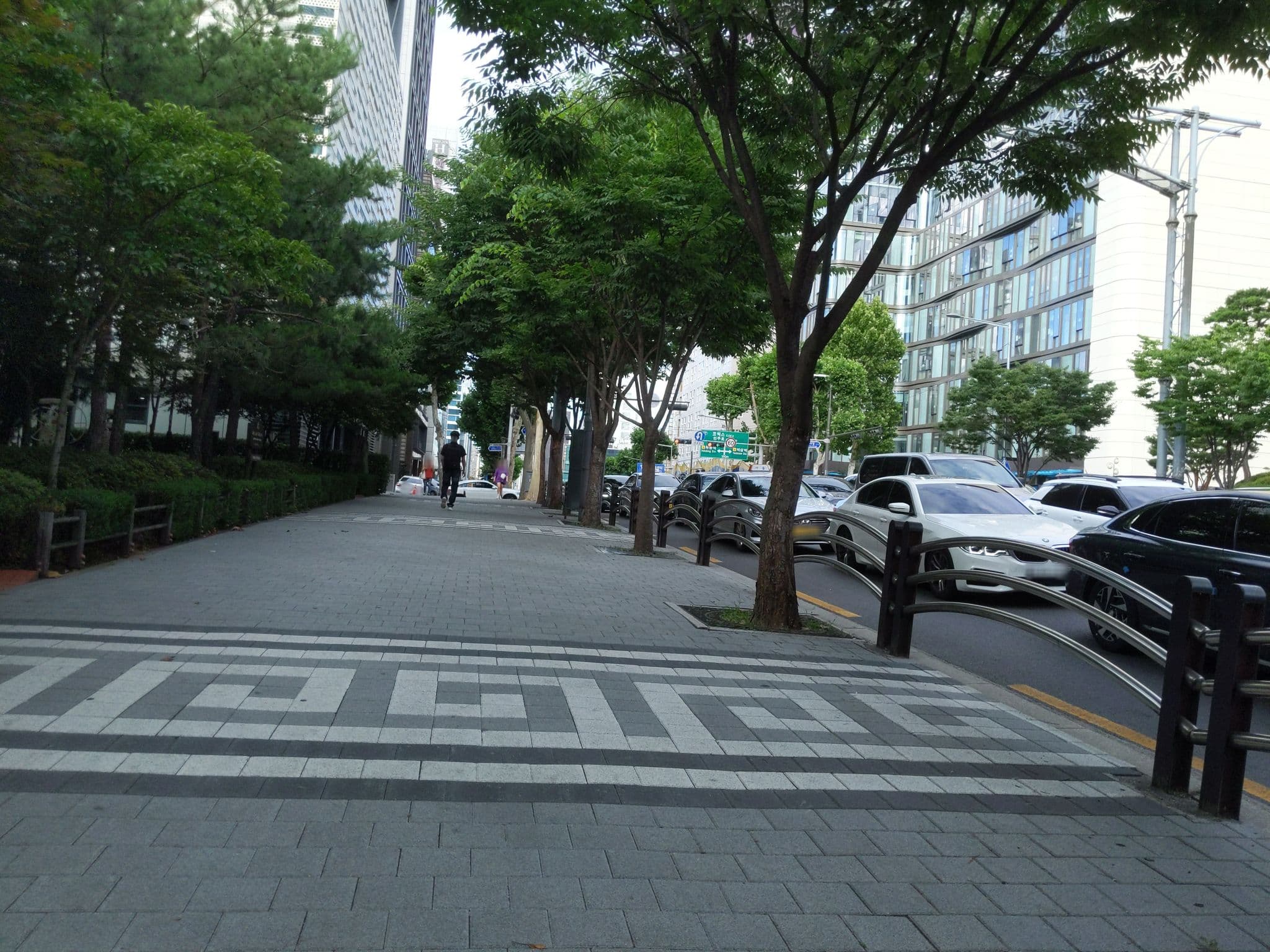 Street view near 삼정호텔 (Samjung Hotel), Yongsan-dong — © velaia (CC BY-SA · Mapillary)