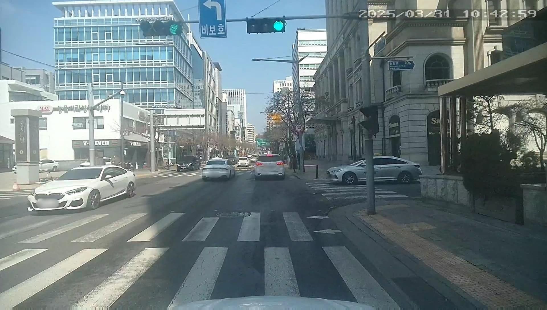 Street view near 모닝 게스트하우스 강남 1, Yongsan-dong — © motov (CC BY-SA · Mapillary)