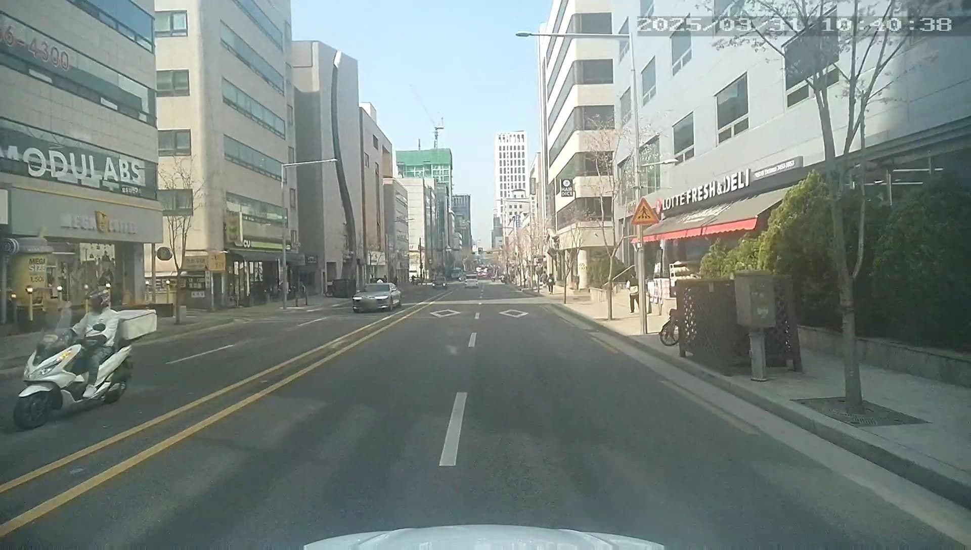 Street view near 아담스 Hotel, Yongsan-dong — © motov (CC BY-SA · Mapillary)