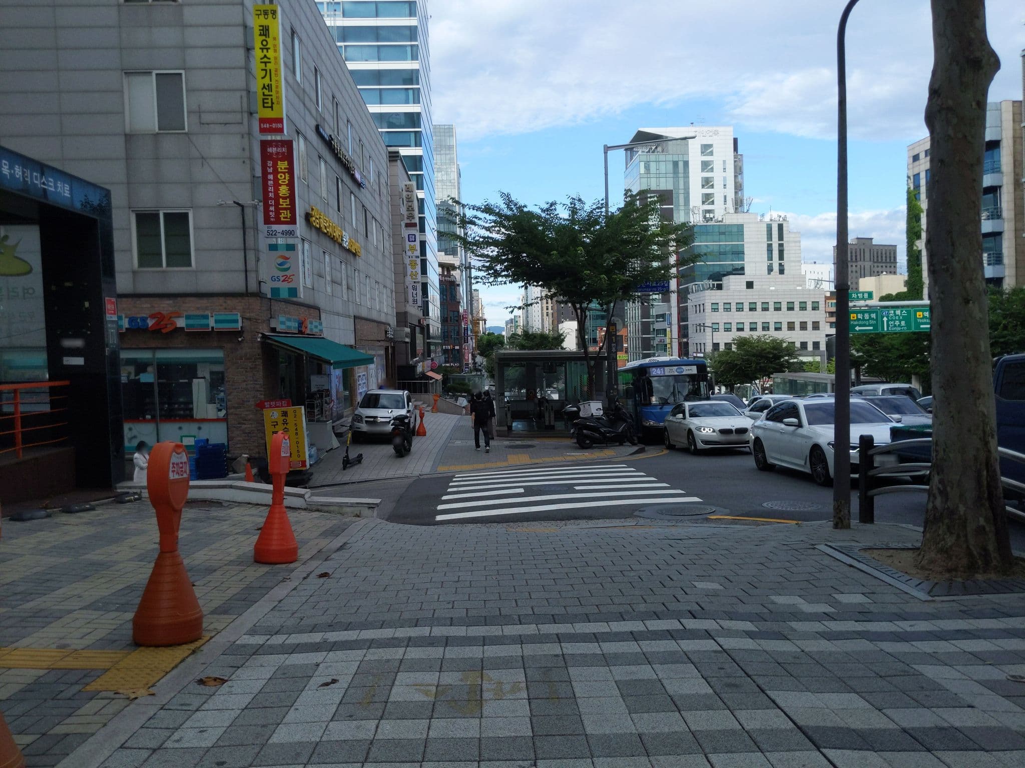 Street view near 볼 호텔, Yongsan-dong — © velaia (CC BY-SA · Mapillary)