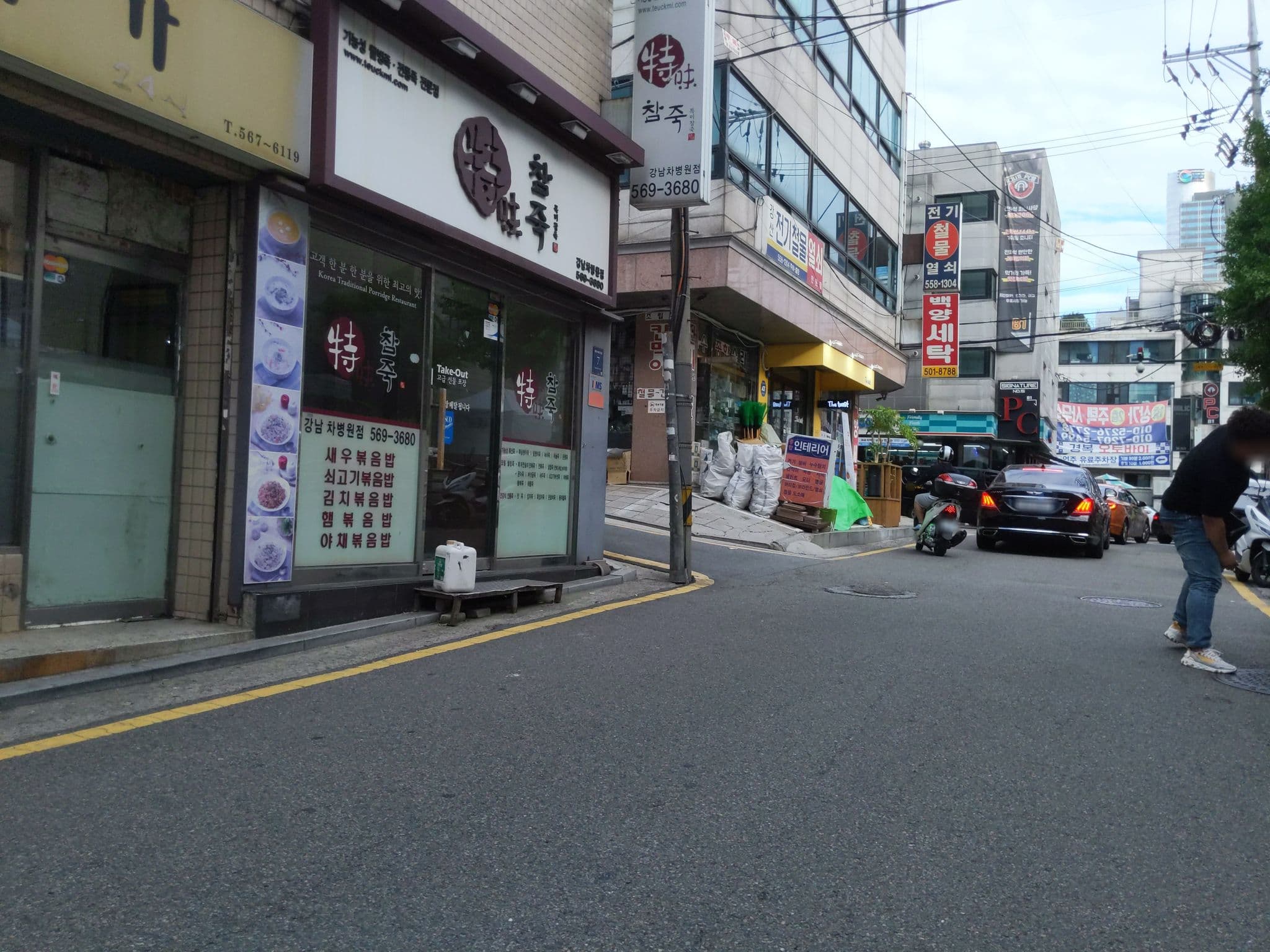 Street view near 황금성호텔, Yongsan-dong — © velaia (CC BY-SA · Mapillary)