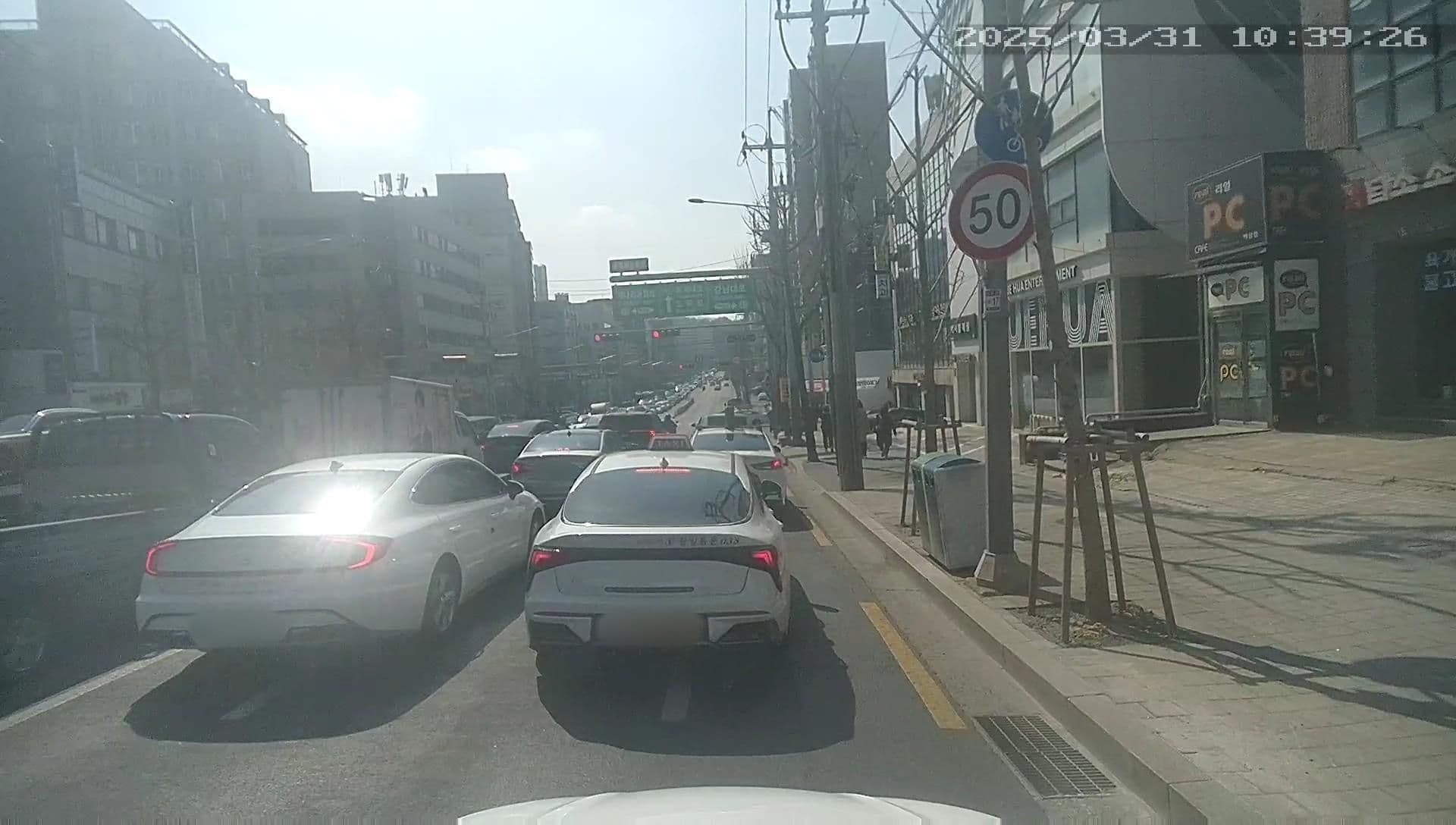 Street view near Motel Eden, Yongsan-dong — © motov (CC BY-SA · Mapillary)
