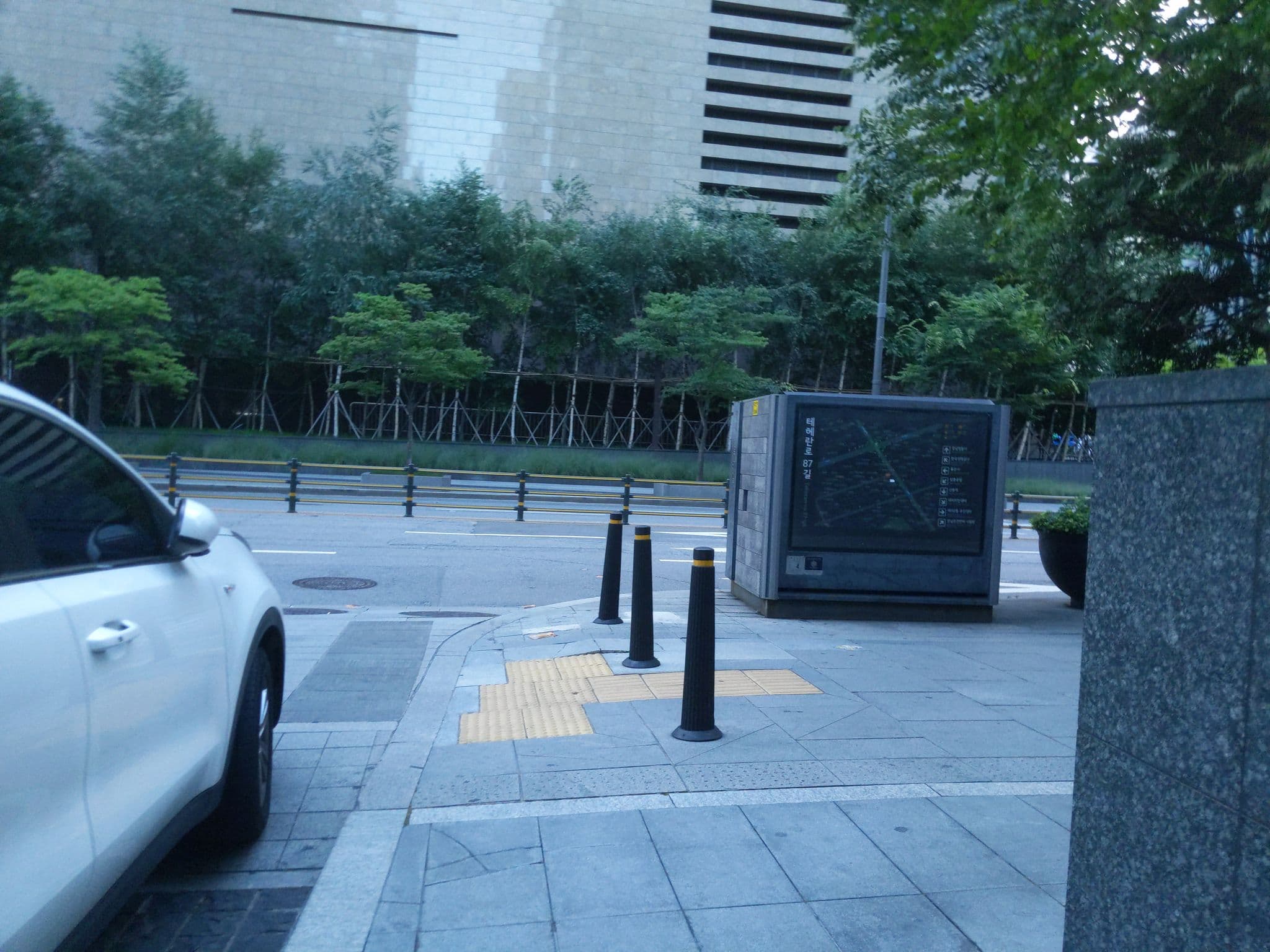 Street view near Hotel Peyto Samseong, Yongsan-dong — © velaia (CC BY-SA · Mapillary)
