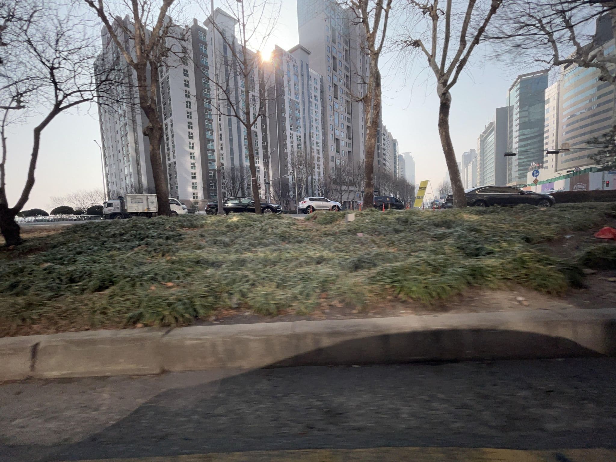 Street view near 호텔 블루펄, Yongsan-dong — © zuraimi (CC BY-SA · Mapillary)