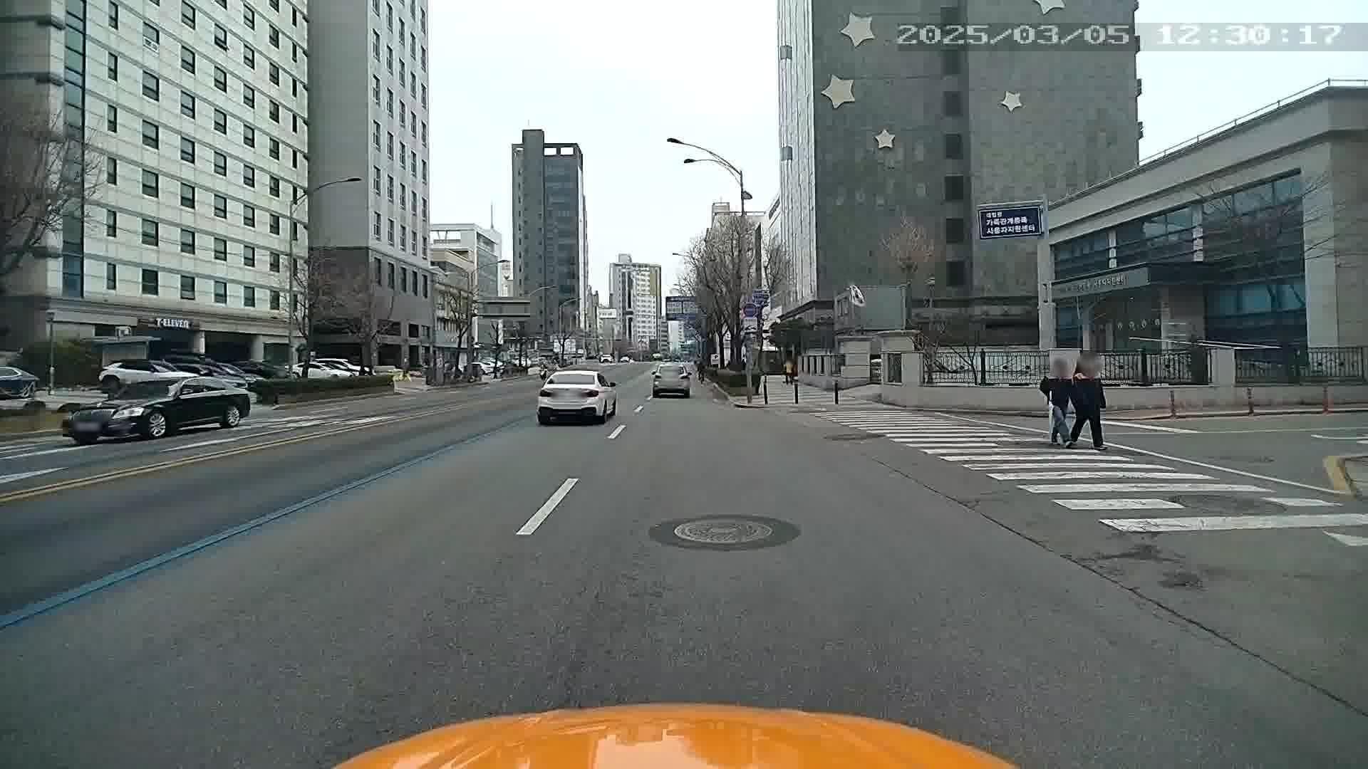 Street view near Ramada Encore Seoul Dongdaemun, Seoul — © motov (CC BY-SA · Mapillary)