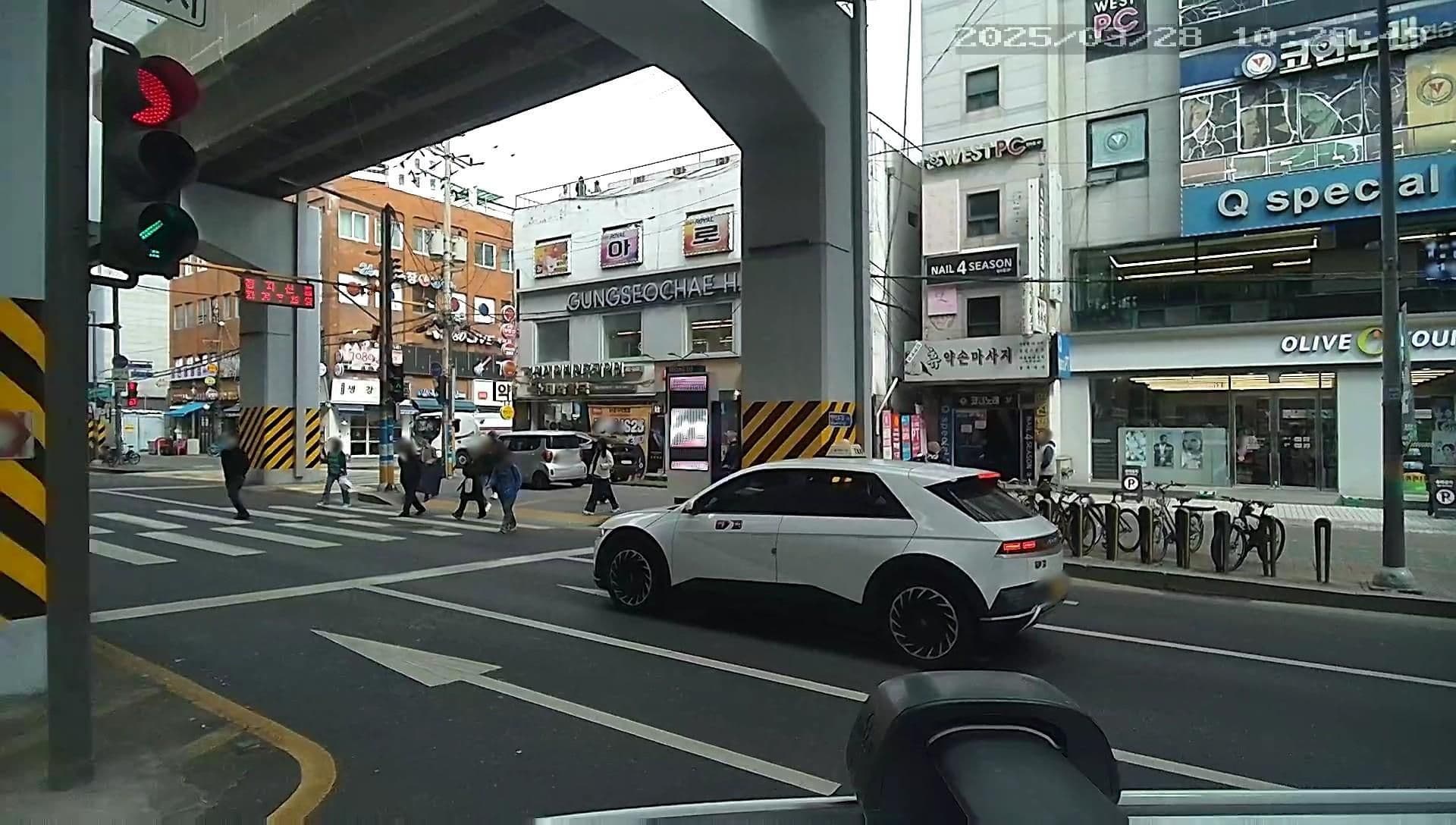 Street view near Victoria Hotel, Yongsan-dong — © motov (CC BY-SA · Mapillary)