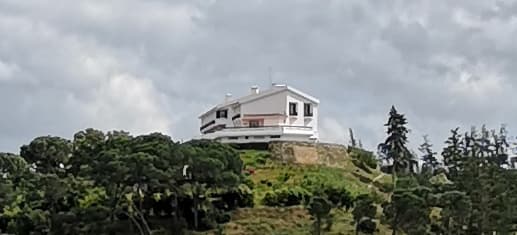 Pousada de Santa Clara (via Wikimedia Commons, CC BY-SA 2.0)