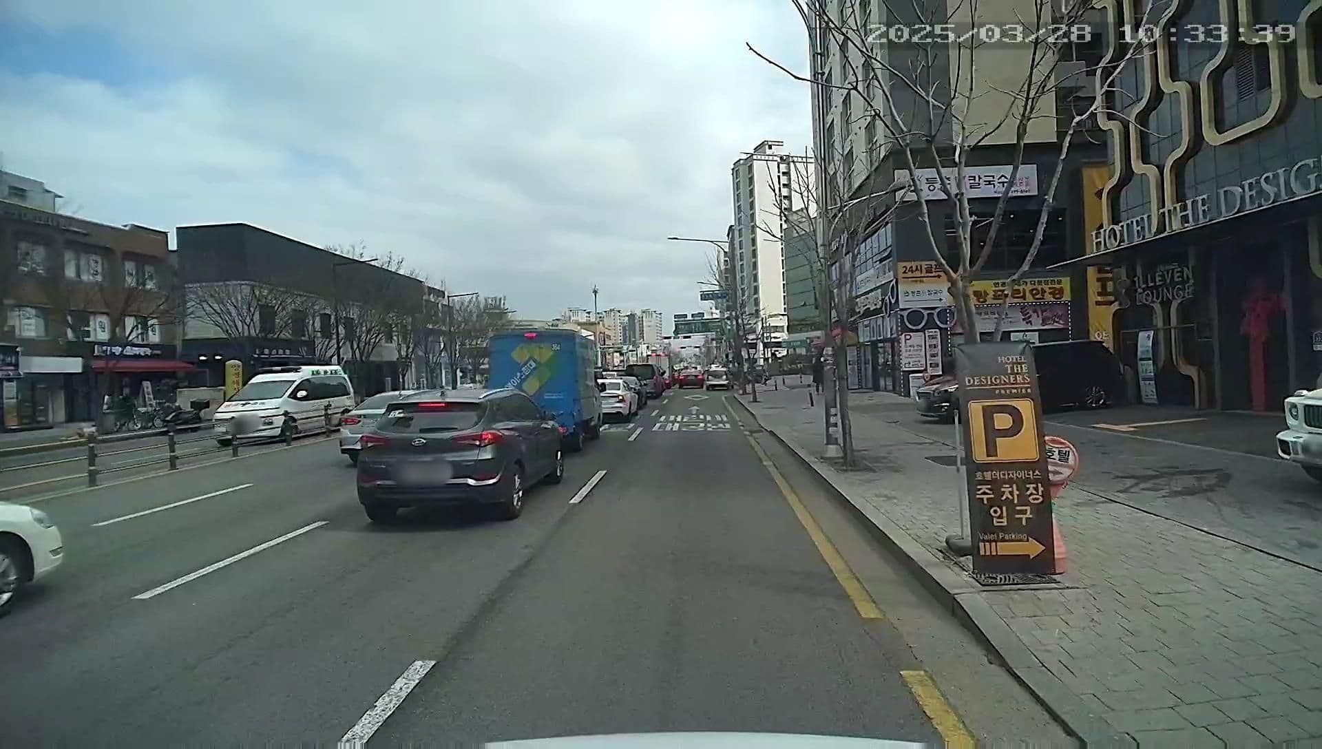 Street view near 호텔 더 디자이너스 프리미어, Yongsan-dong — © motov (CC BY-SA · Mapillary)