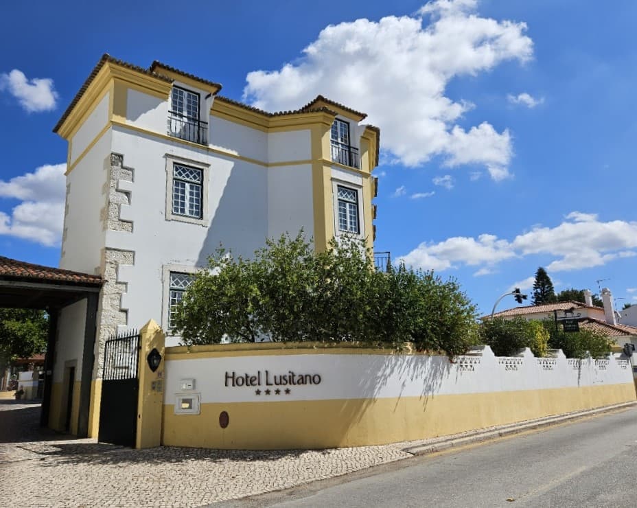 Hotel Lusitano (via Wikimedia Commons, CC BY-SA 4.0)