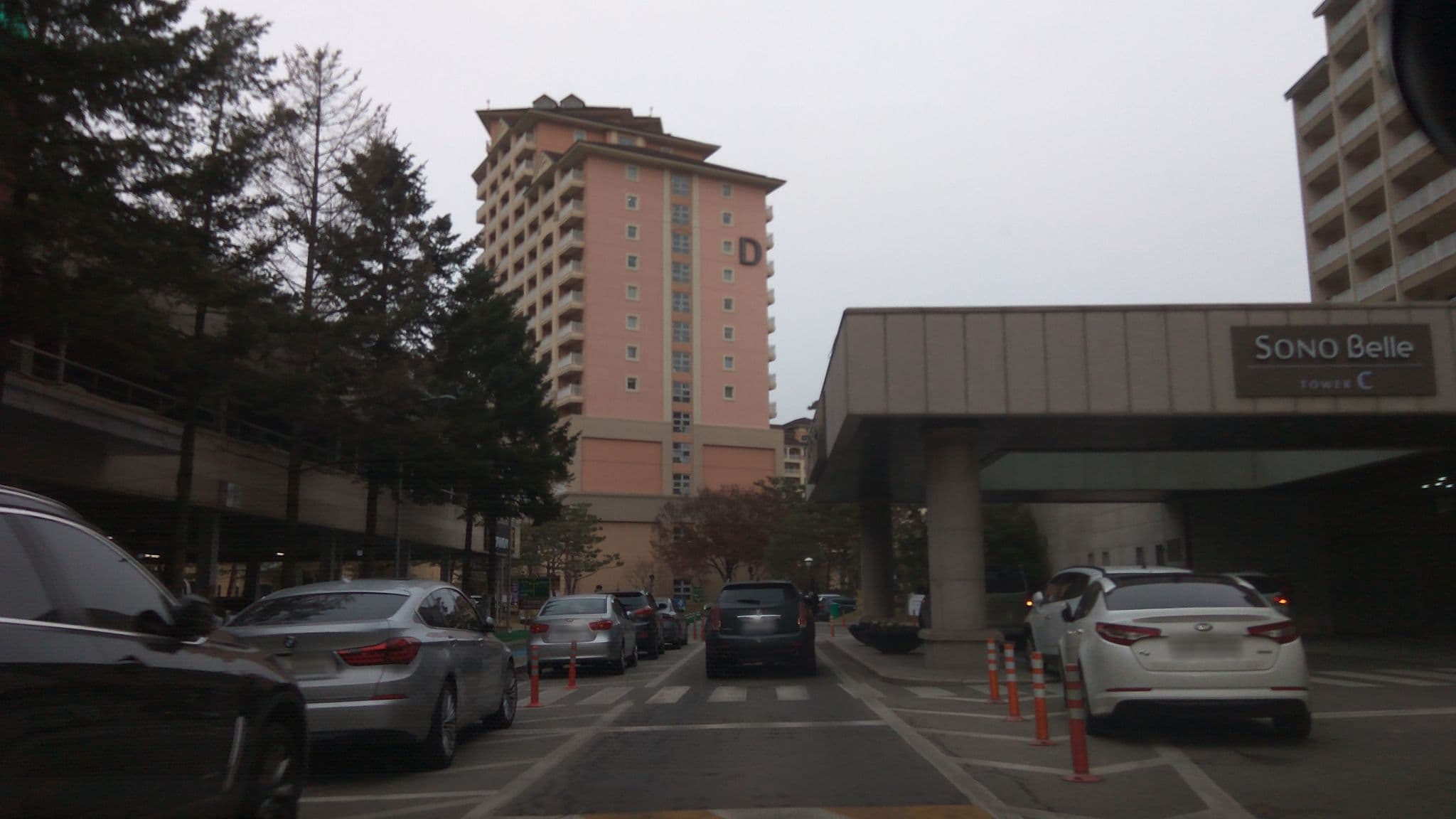 Street view near 비발디파크 파인동, Hongch’ŏn — © eneerhut (CC BY-SA · Mapillary)