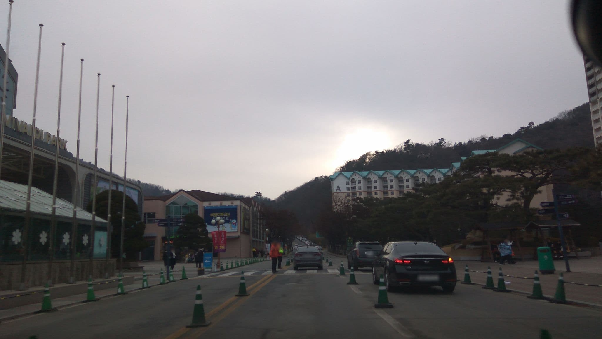 Street view near 비발디파크 (Vivaldi Park), Hongch’ŏn — © eneerhut (CC BY-SA · Mapillary)
