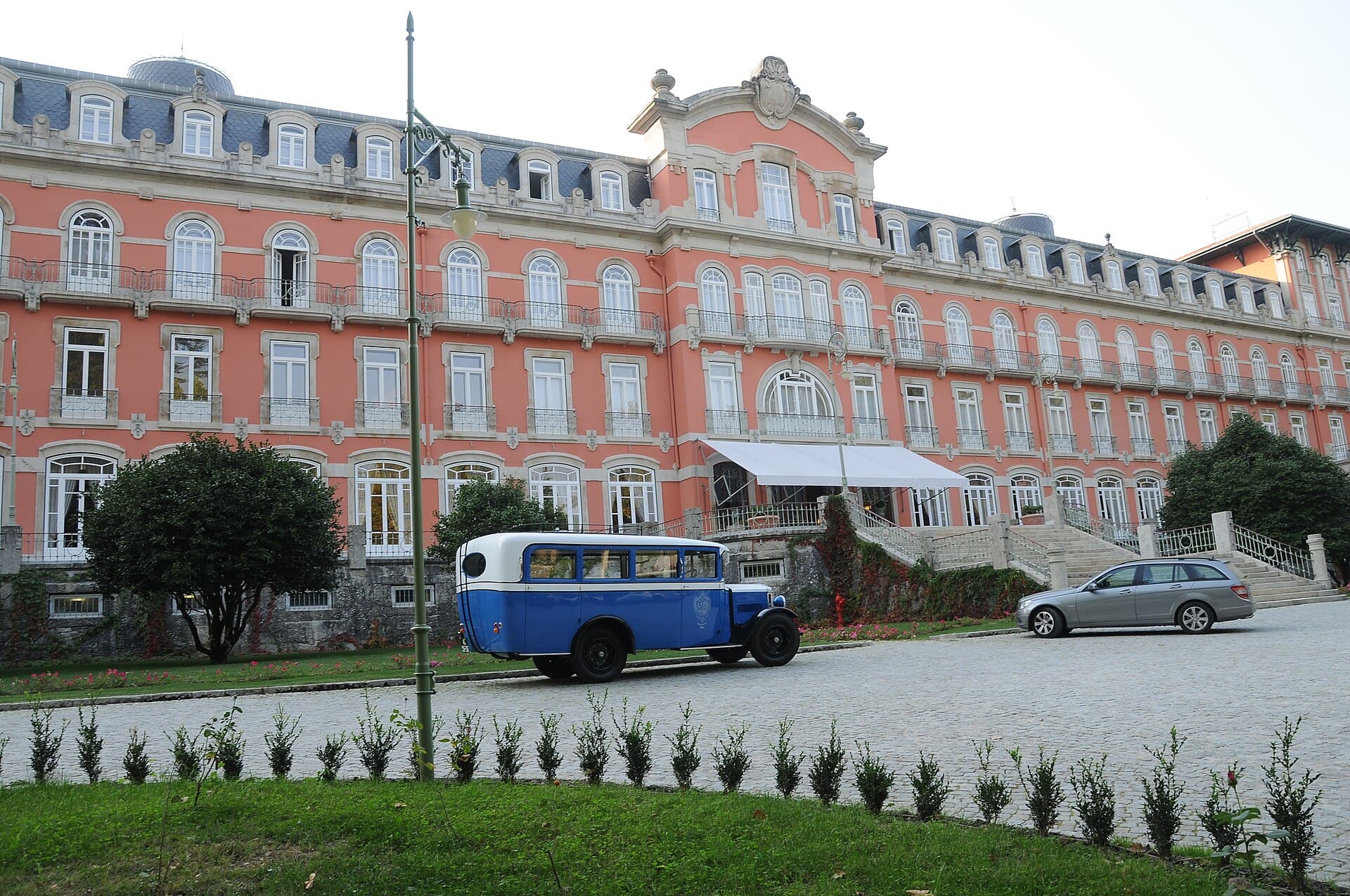 Vidago Palace Hotel (via Wikimedia Commons, CC BY-SA 3.0)
