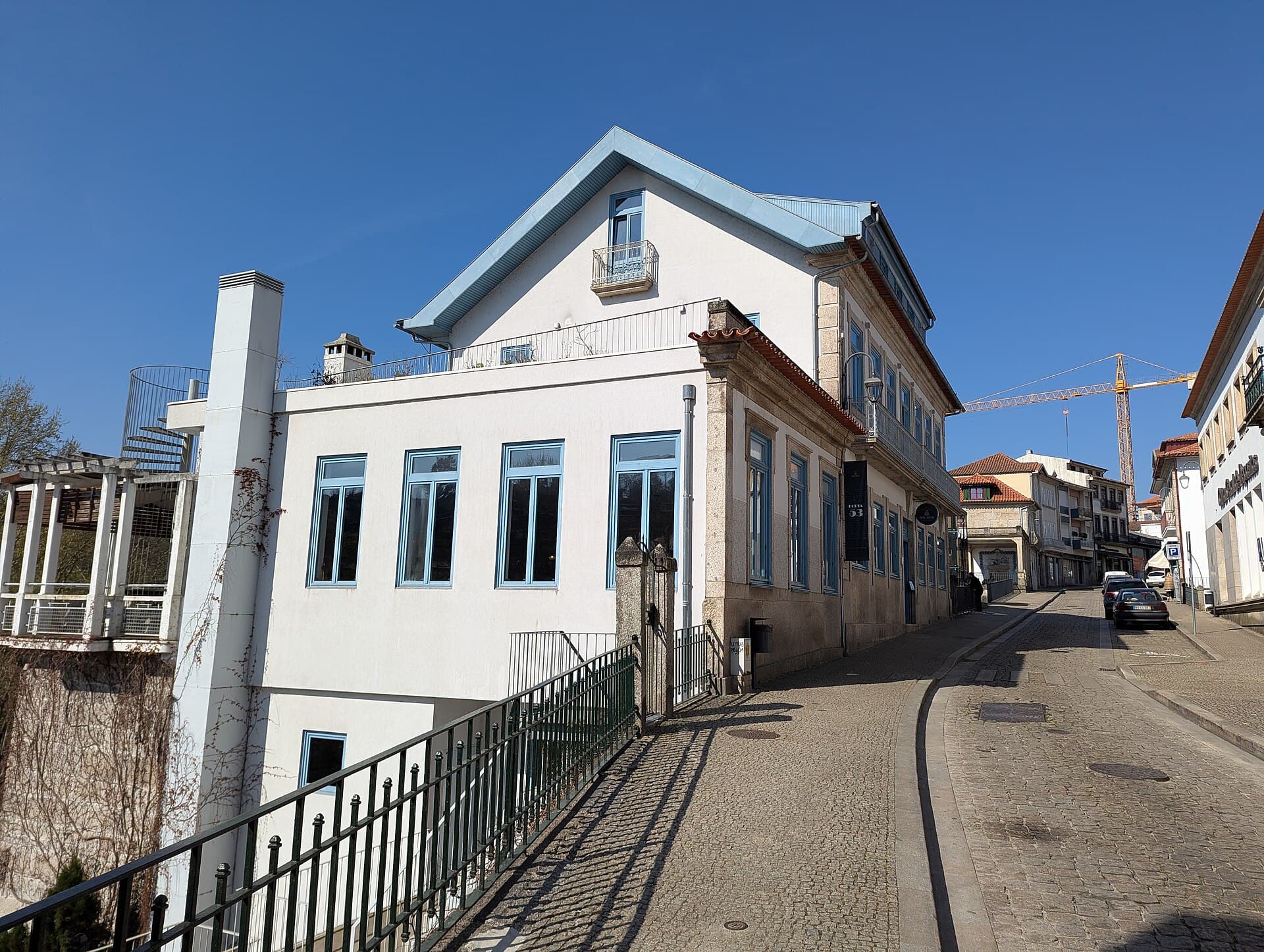Des Arts Hostel and Suites (via Wikimedia Commons, CC BY-SA 4.0)