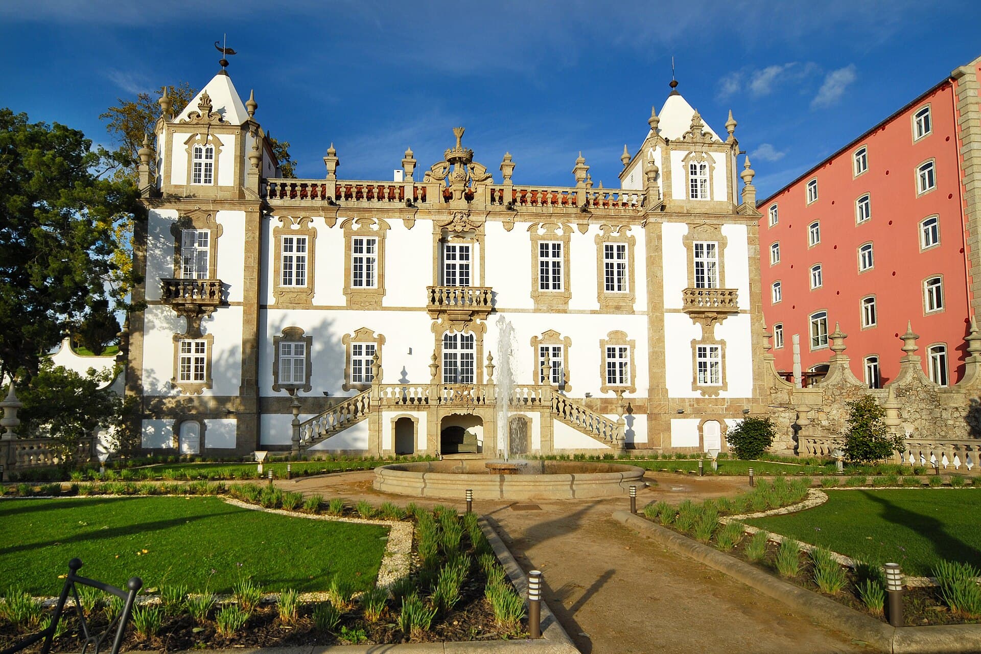 Pousada do Porto Freixo Palace Hotel (via Wikimedia Commons, CC BY-SA 3.0)