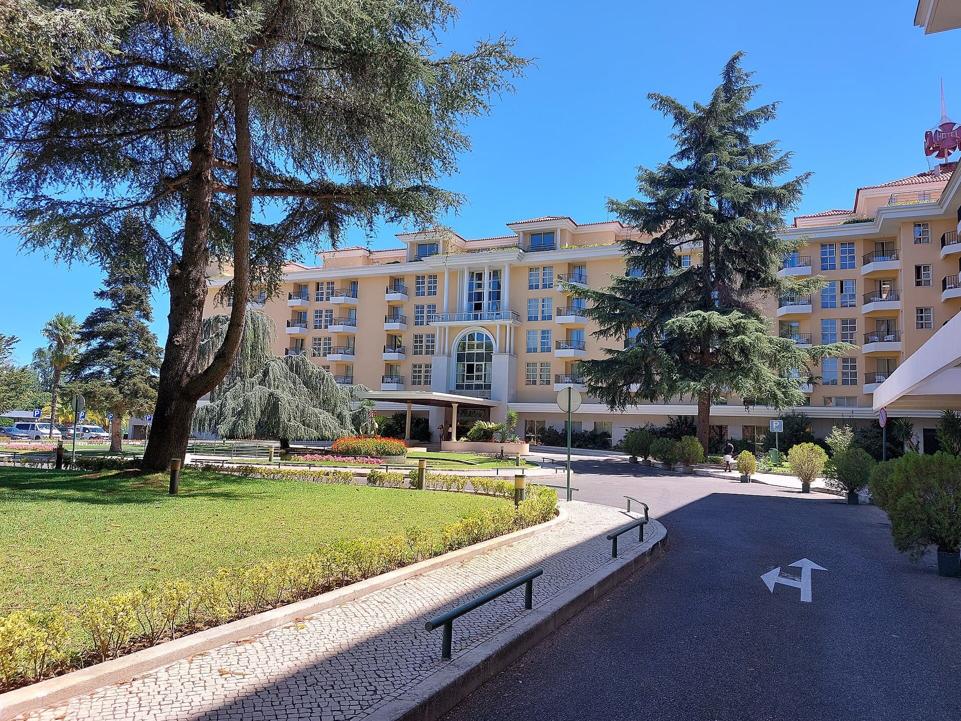 Hotel dos Templários (via Wikimedia Commons, CC BY-SA 4.0)