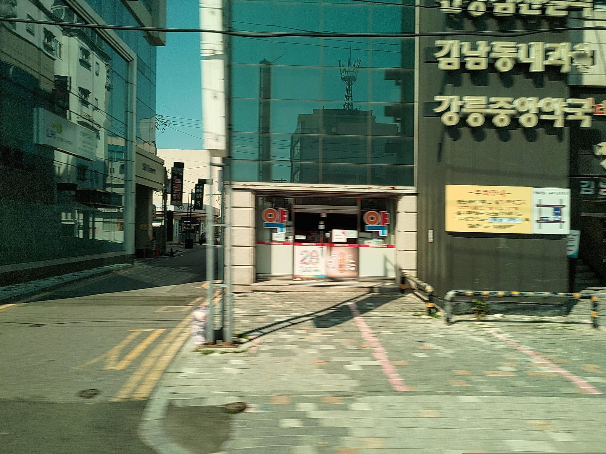 Street view near 모텔베네르, Gangneung — © ChenJJ (CC BY-SA · Mapillary)