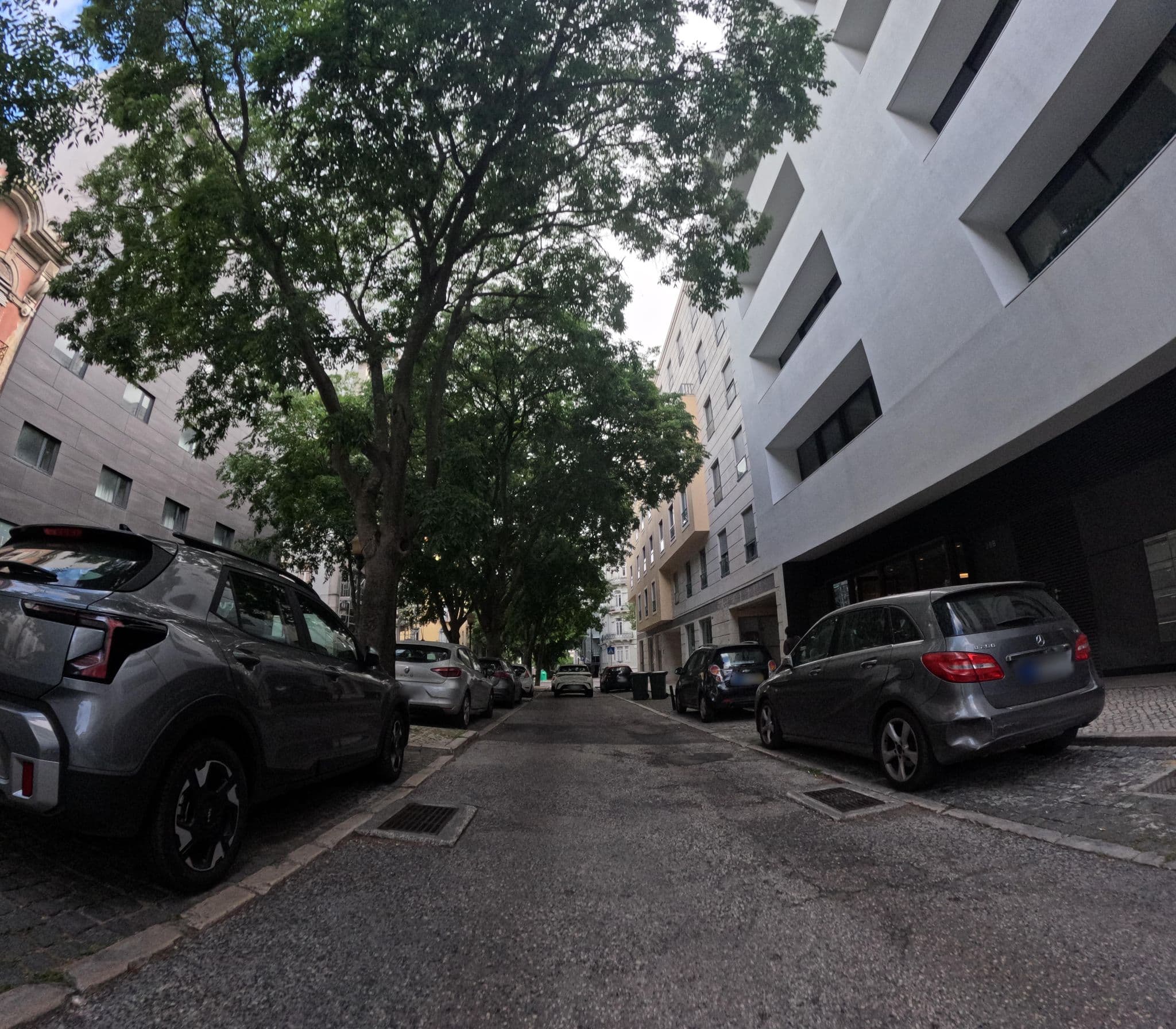 Street view near OMID Saldanha Hotel, São Sebastião da Pedreira — © danielagos12 (CC BY-SA · Mapillary)