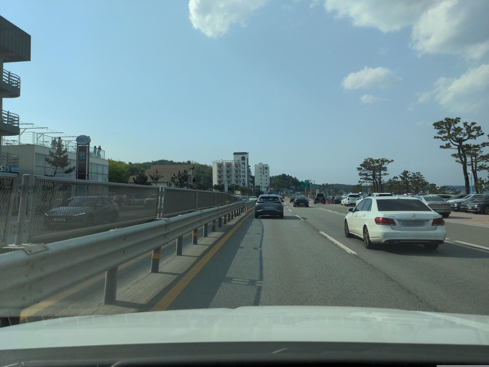 Street view near 어느 멋진날 펜션, Sokcho — © eneerhut (CC BY-SA · Mapillary)
