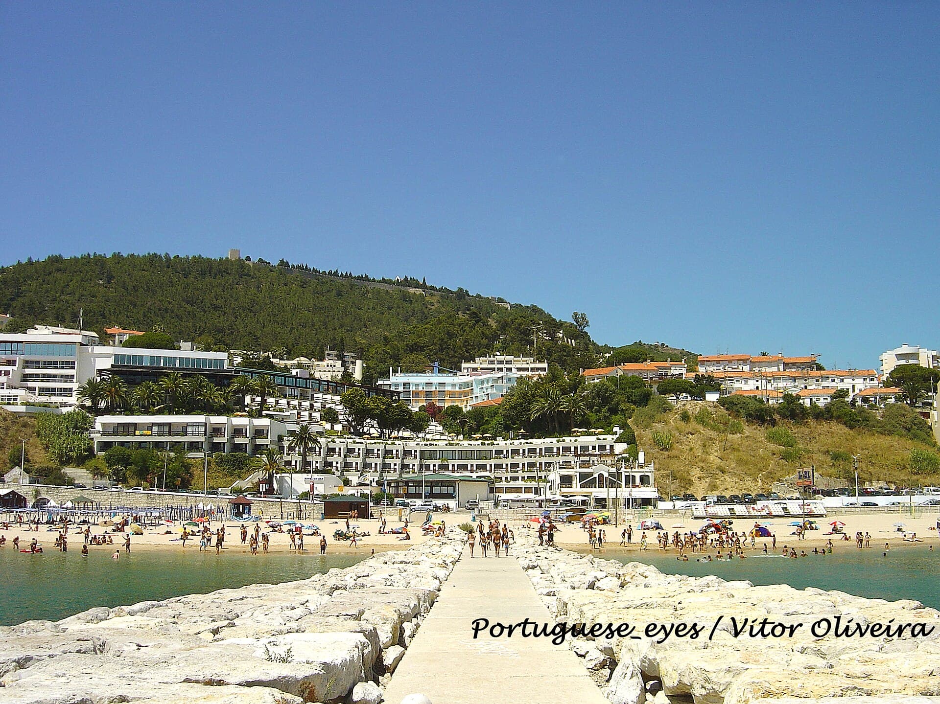 Hotel do Mar (via Wikimedia Commons, CC BY-SA 2.0)