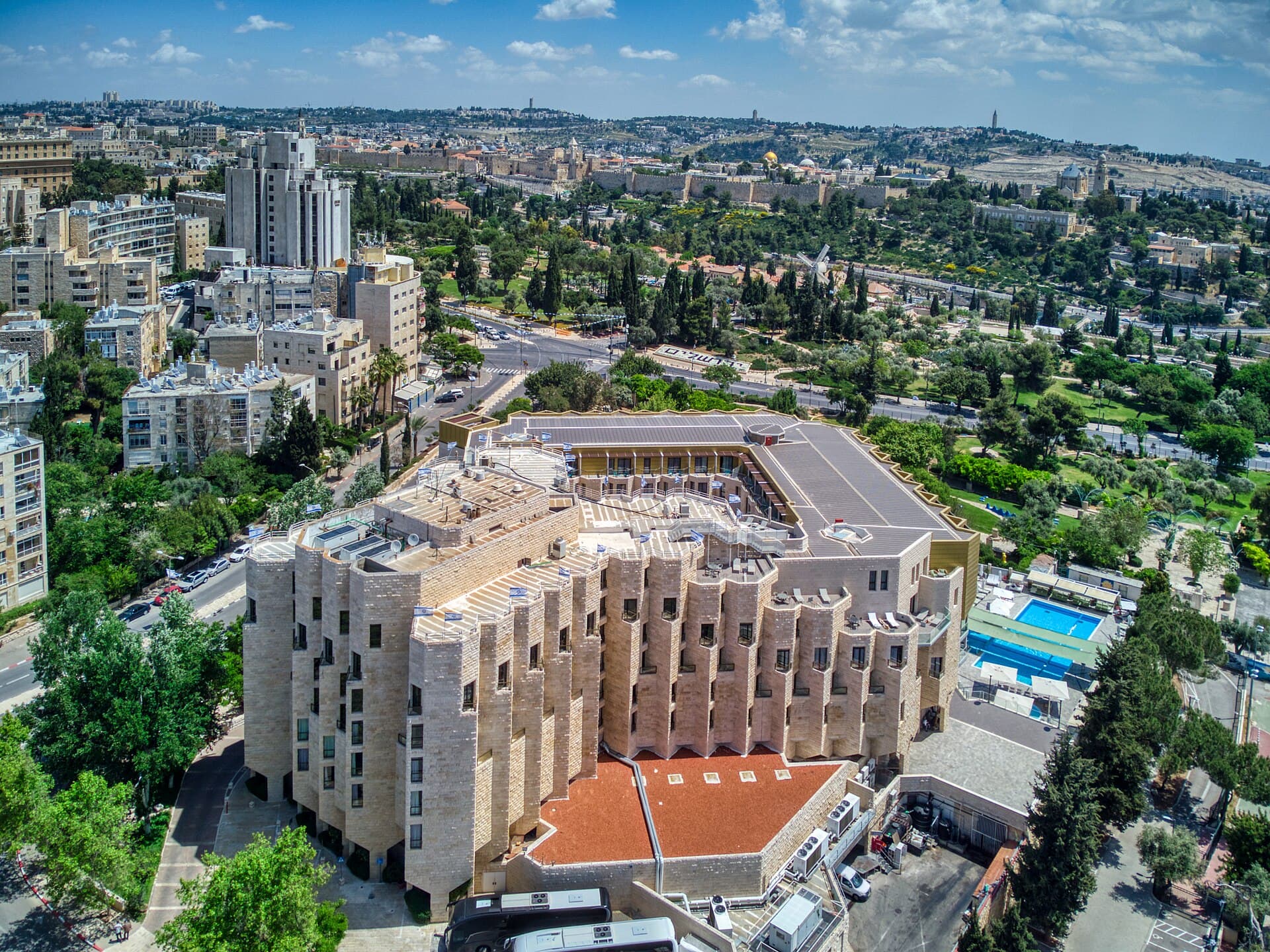 Inbal Hotel Jerusalem / מלון ענבל ירושלים (via Wikimedia Commons, CC BY-SA 4.0)