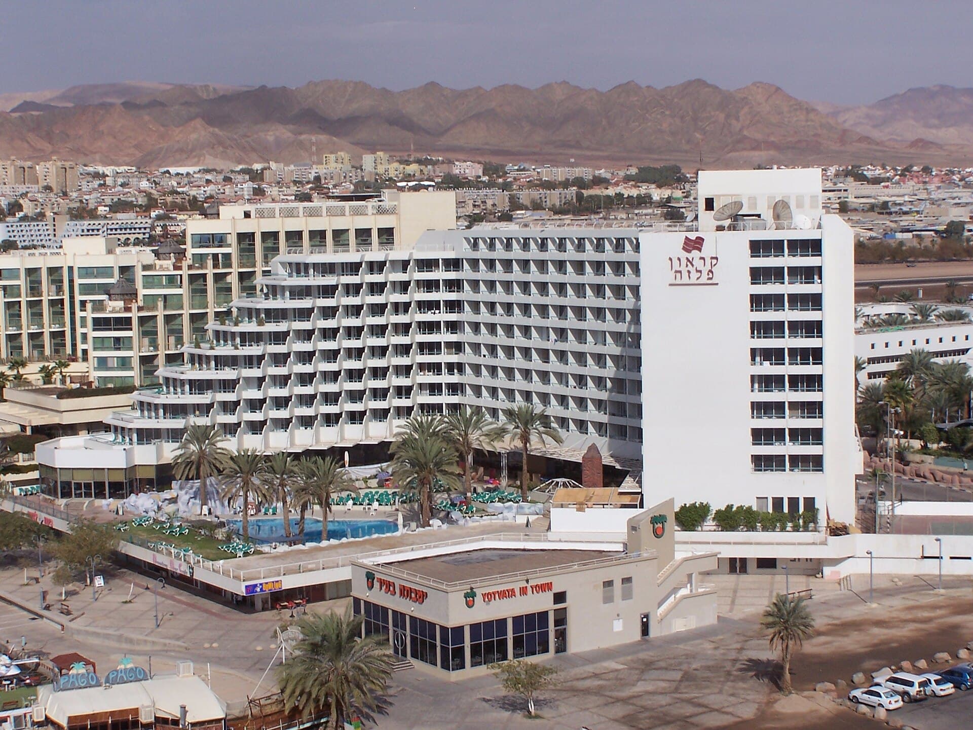 Crowne Plaza Eilat (via Wikimedia Commons, CC BY-SA 3.0)