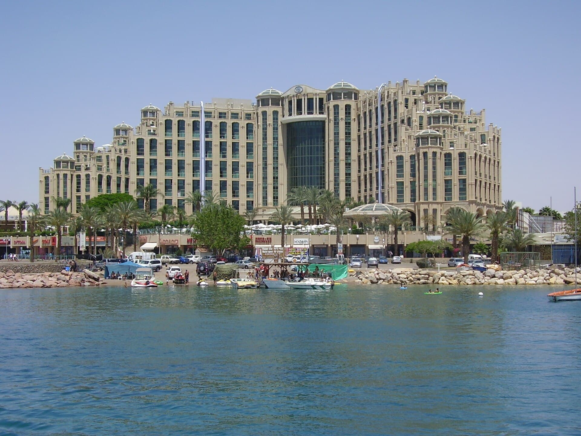 Hilton Eilat Queen of Sheba (הילטון אילת מלכת שבא) (via Wikimedia Commons, CC BY 2.5)