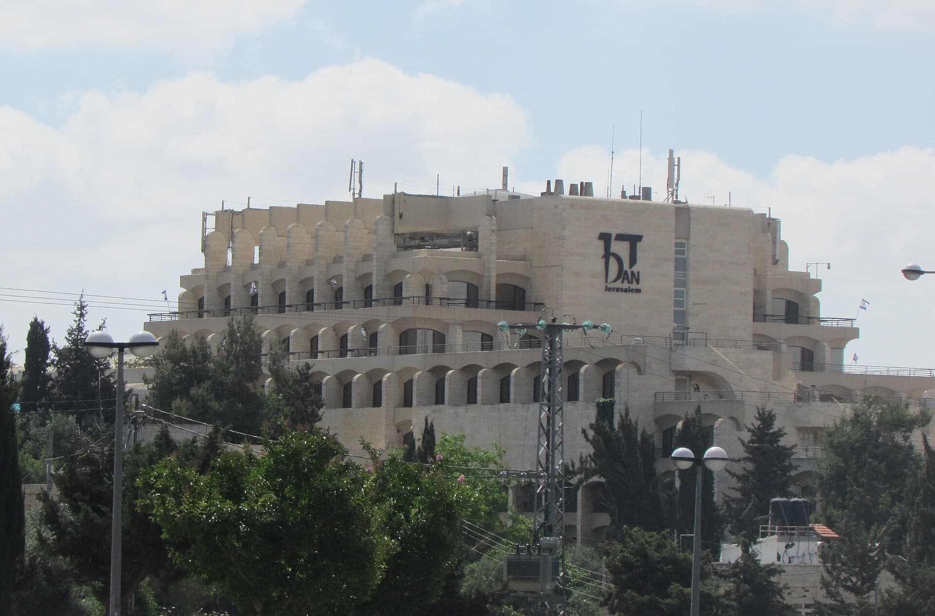 Dan Jerusalem Hotel (via Wikimedia Commons, CC BY-SA 4.0)
