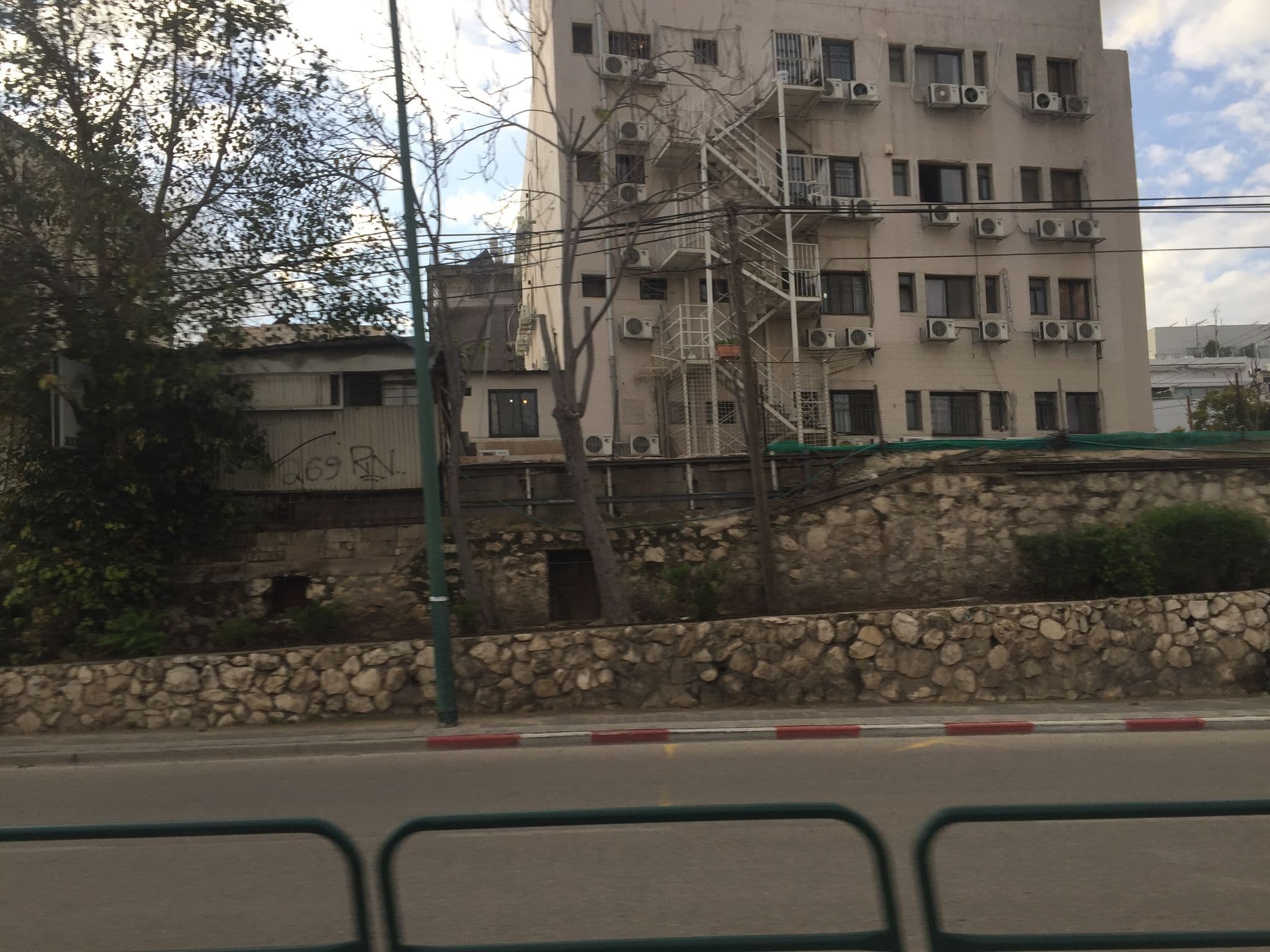 Street view near Nahalat Yehuda Residence, Tel Aviv — © richlv (CC BY-SA · Mapillary)