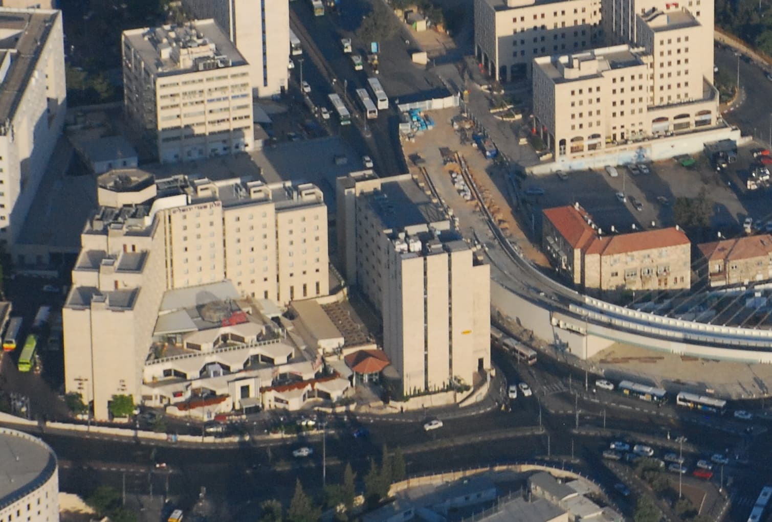 Jerusalem Gate Hotel (via Wikimedia Commons, CC BY-SA 3.0)