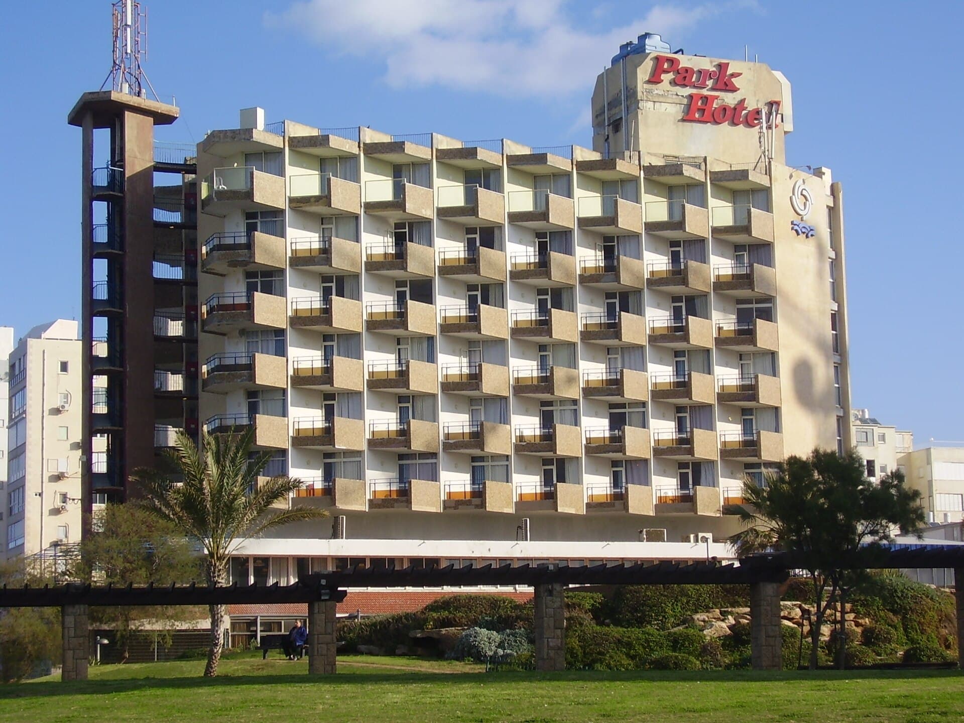 Park hotel (via Wikimedia Commons, CC BY 3.0)