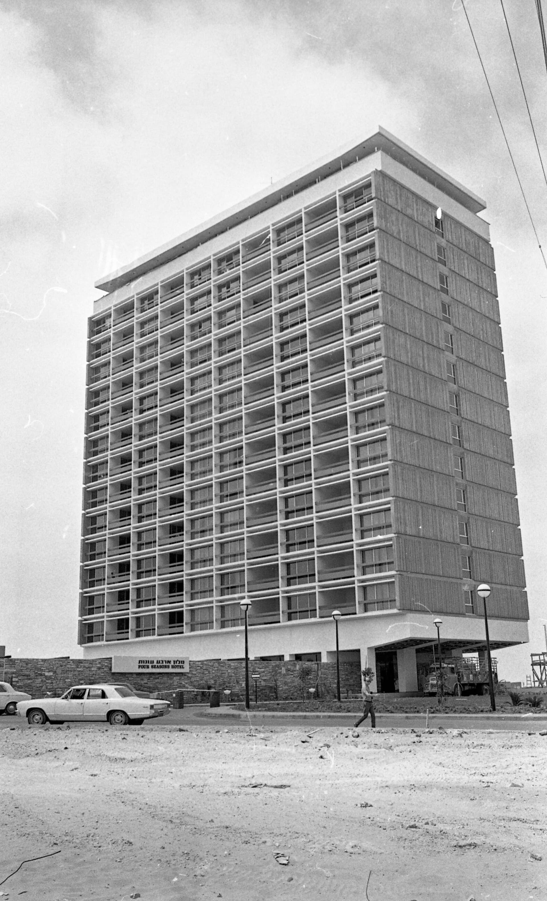 Seasons Hotel Netanya (via Wikimedia Commons, CC BY 4.0)