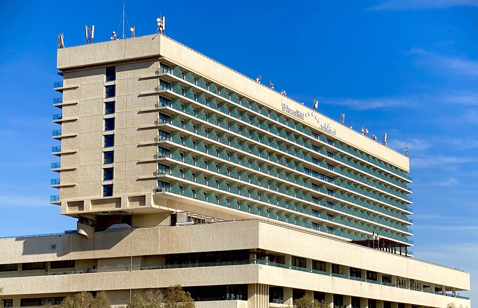 Hotel El Aurassi (via Wikimedia Commons, CC BY 4.0)