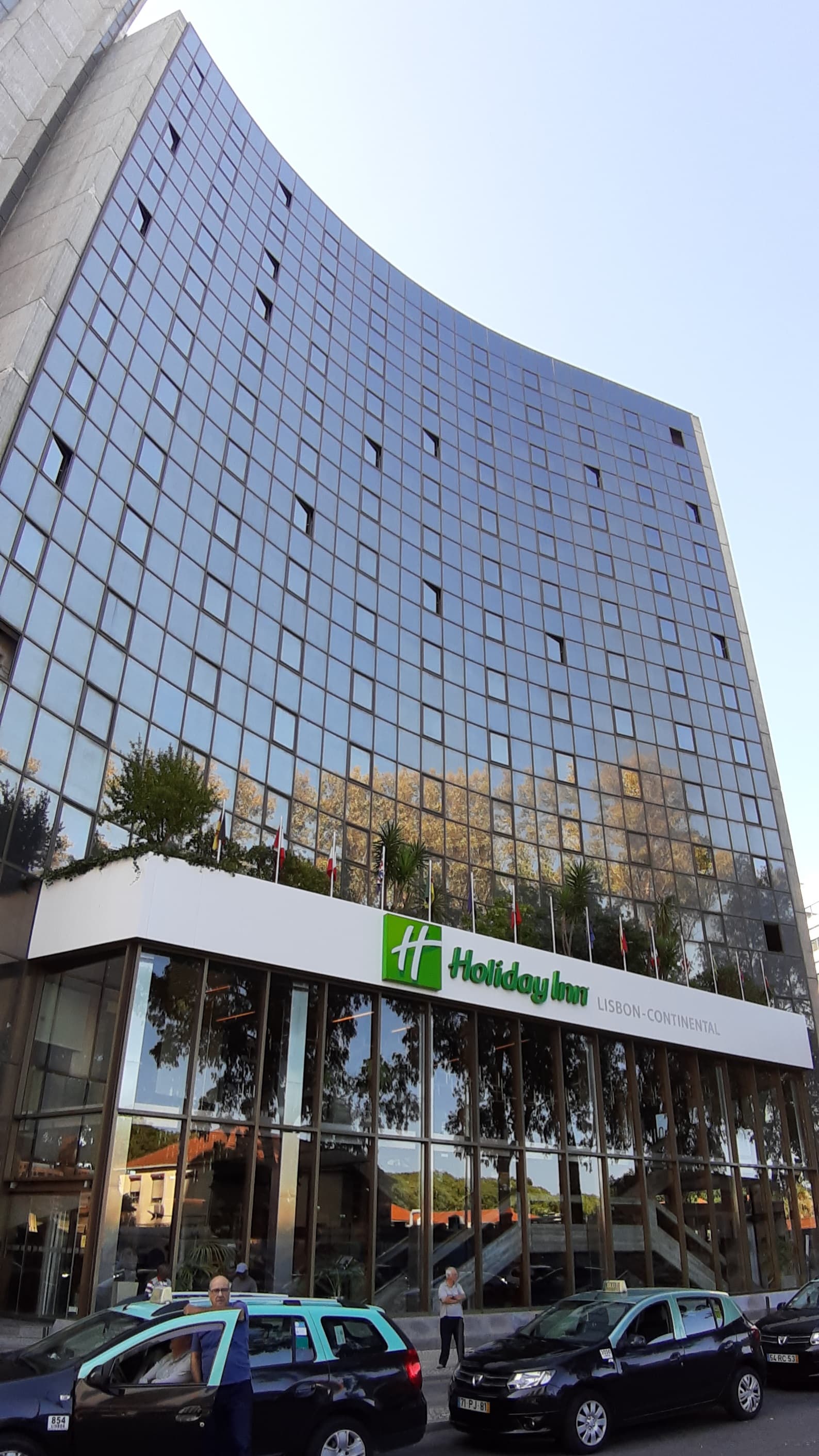 Hotel Holiday Inn Lisbon Continental (via Wikimedia Commons, CC BY-SA 4.0)