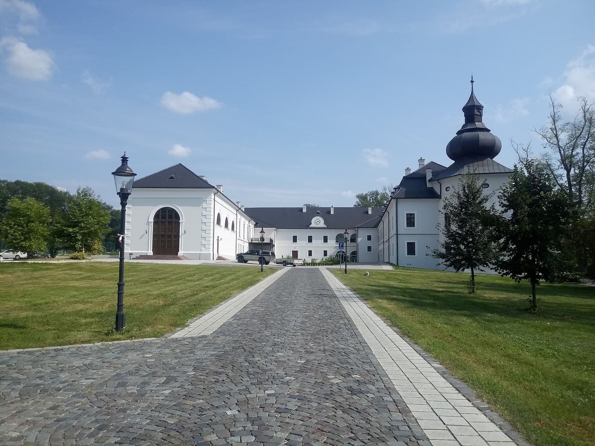 Chateau Appony (via Wikimedia Commons, CC BY-SA 4.0)
