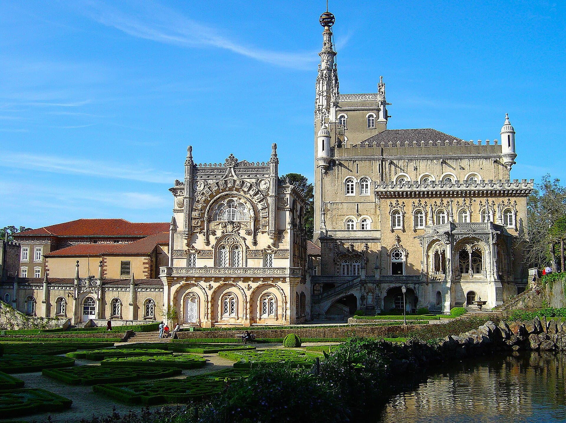 Palácio Hotel do Buçaco (via Wikimedia Commons, CC BY 2.5)