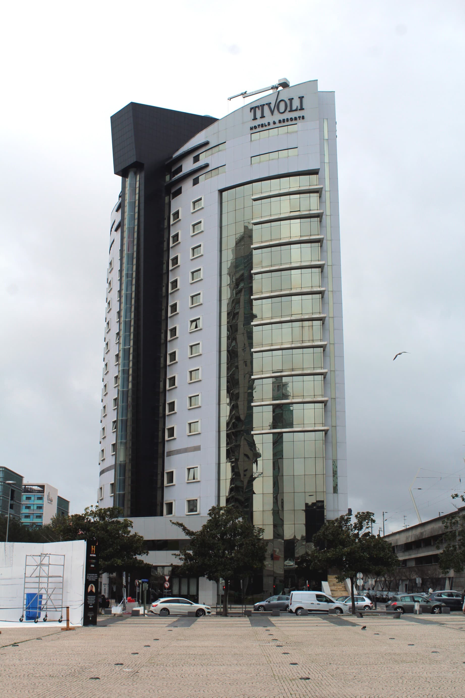 Hotel Tivoli Oriente (via Wikimedia Commons, CC BY 4.0)