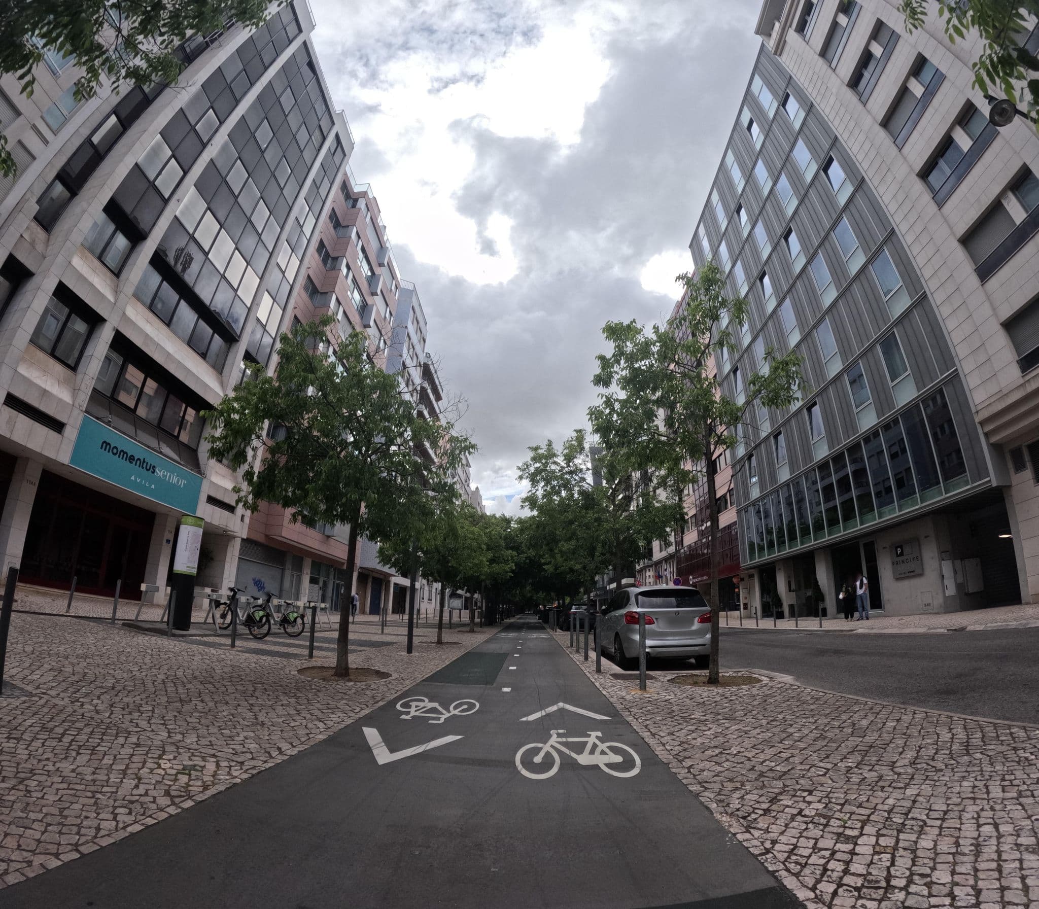 Street view near Hotel Principe Ávila, São Sebastião da Pedreira — © danielagos12 (CC BY-SA · Mapillary)