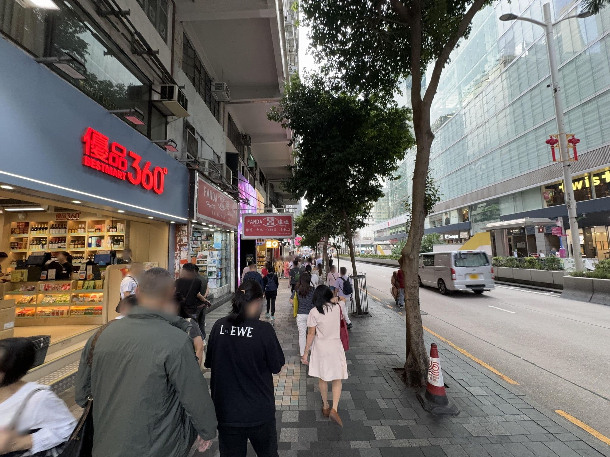 Street view near sky motel 스카이 모텔, Tsim Sha Tsui — © filipb (CC BY-SA · Mapillary)