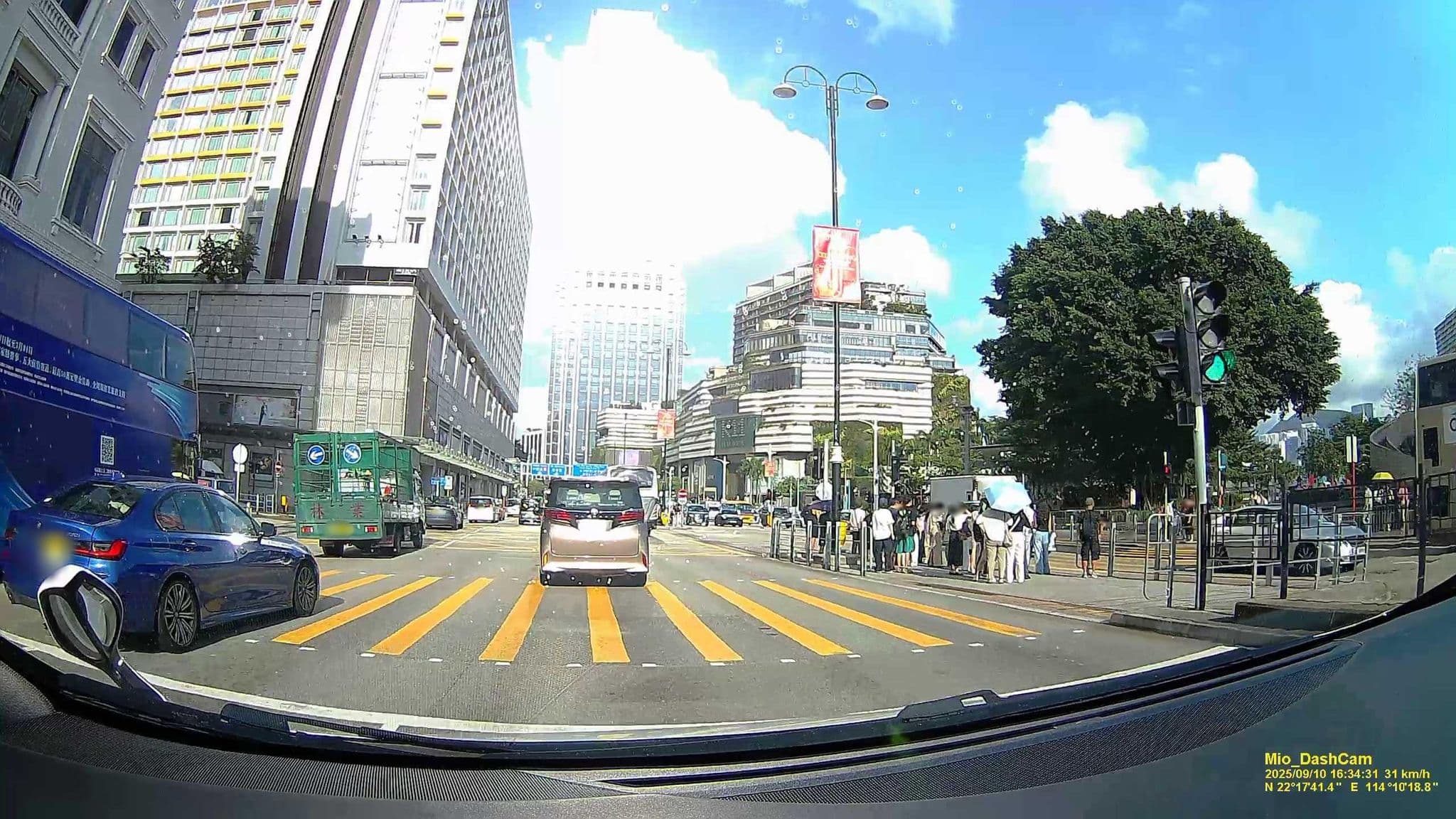 Street view near Peninsula Pooldeck, Tsim Sha Tsui — © hcyen (CC BY-SA · Mapillary)