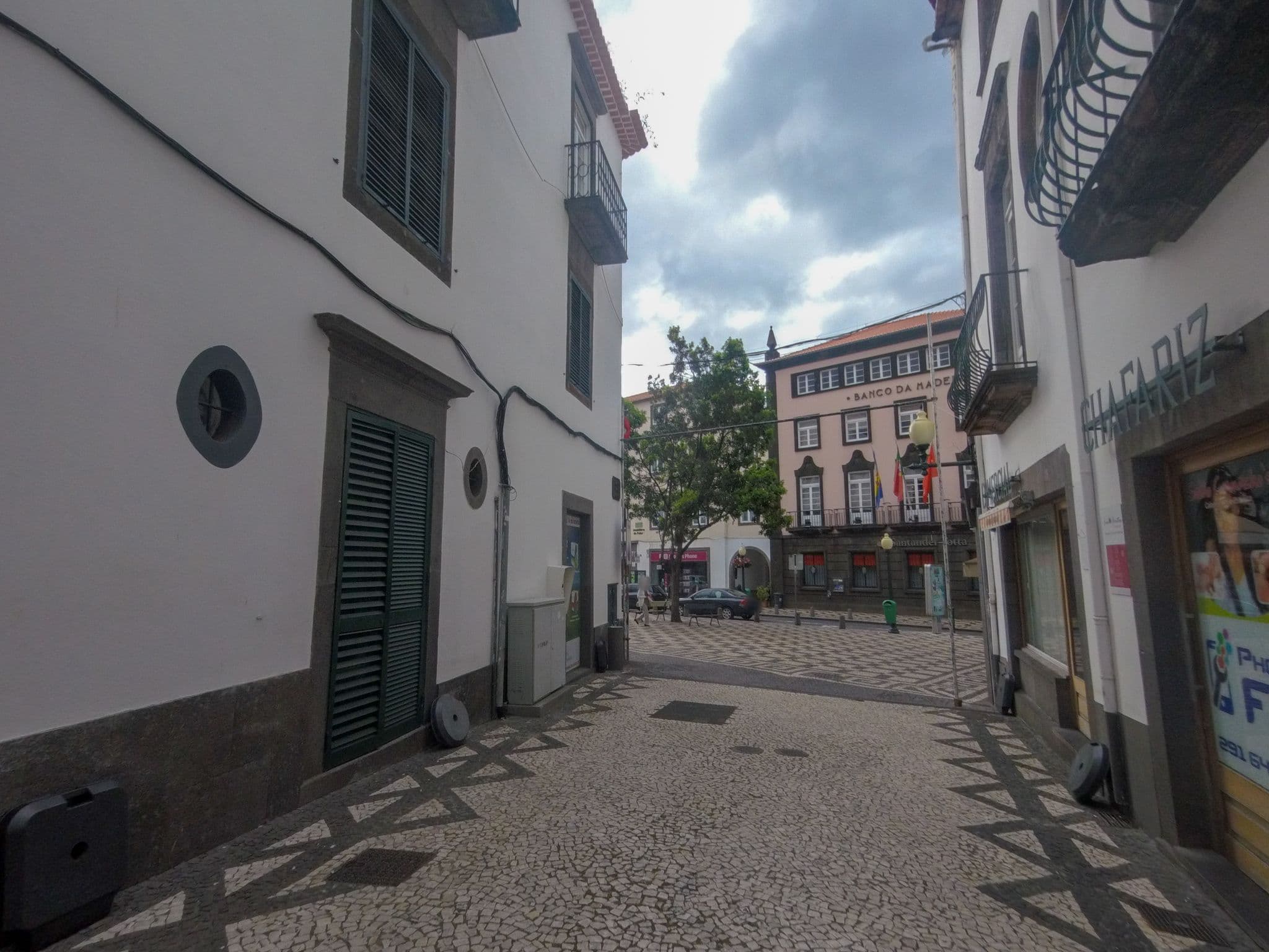 Street view near Edifício Charles, Santa Luzia — © nunocaldeira (CC BY-SA · Mapillary)