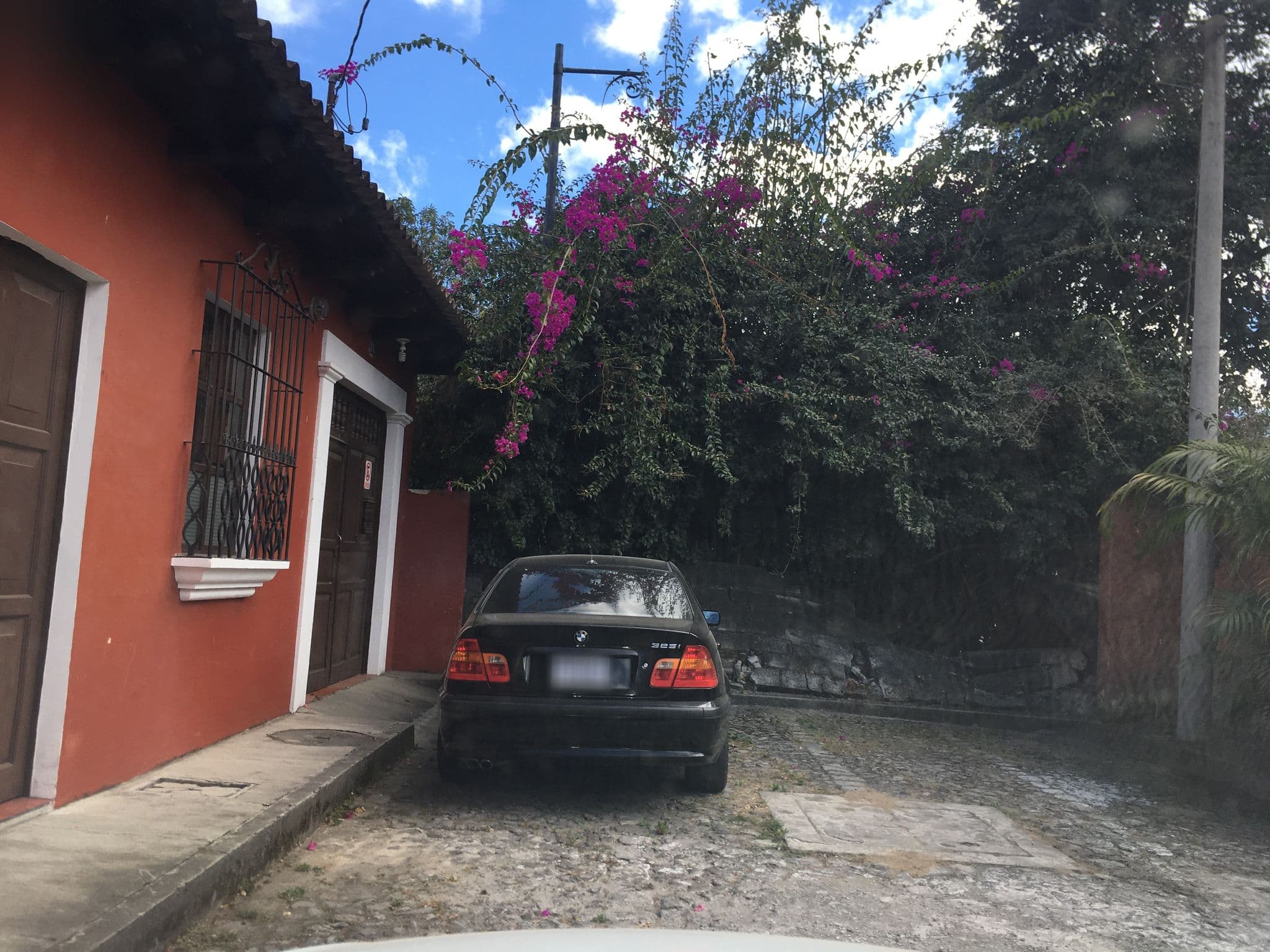 Street view near Howard Johnson Antigua., Antigua Guatemala — © jaas (CC BY-SA · Mapillary)