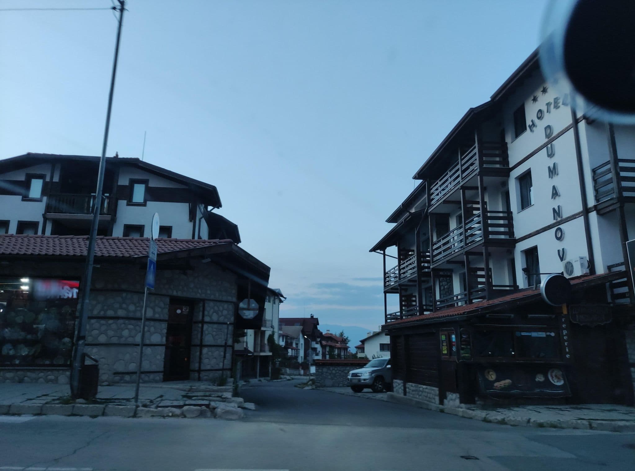 Street view near Vassiliovata Kashta, Bansko — © neau (CC BY-SA · Mapillary)