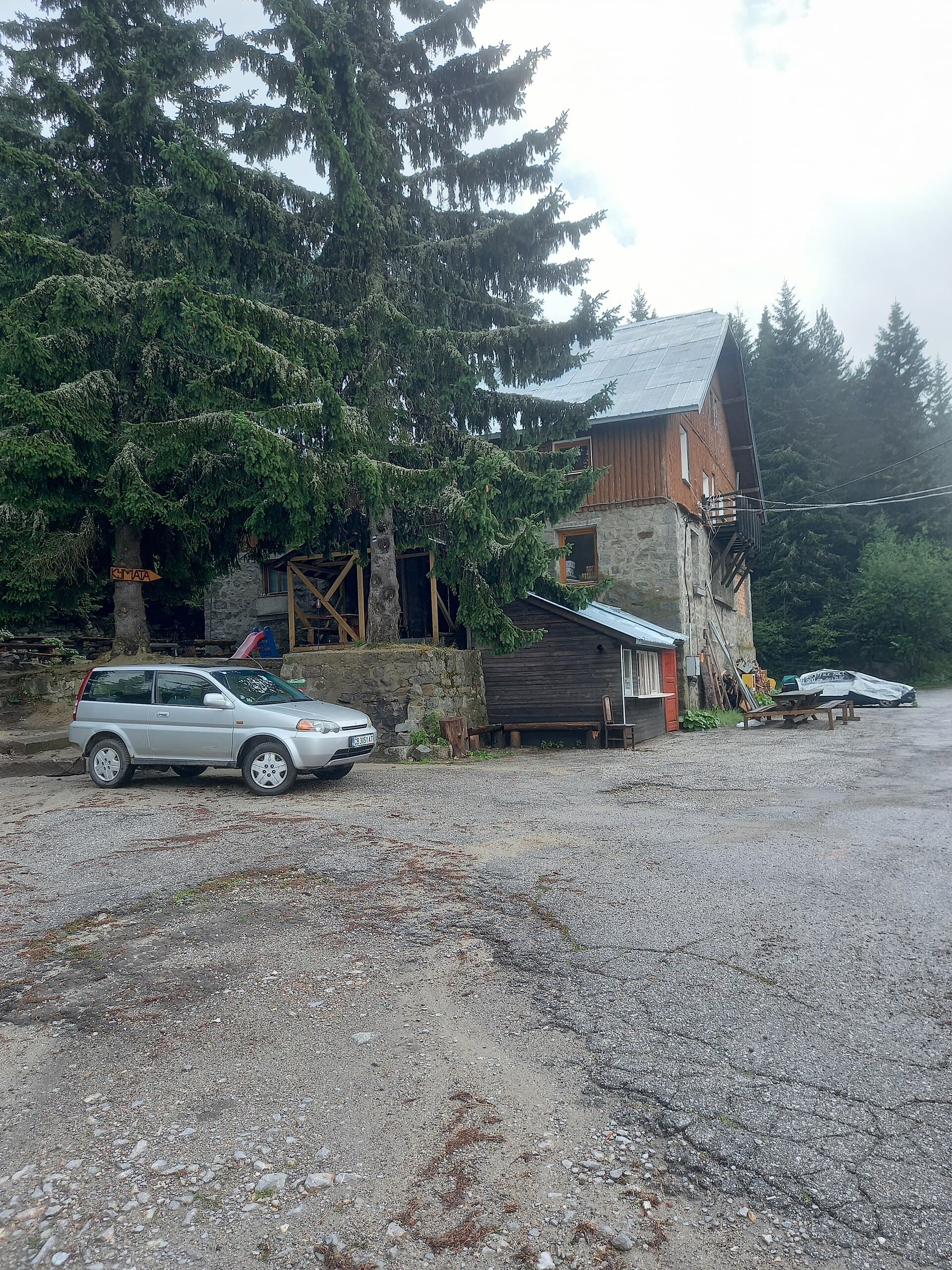Хижа Кумата (Kumata hut) (via Wikimedia Commons, CC BY-SA 4.0)