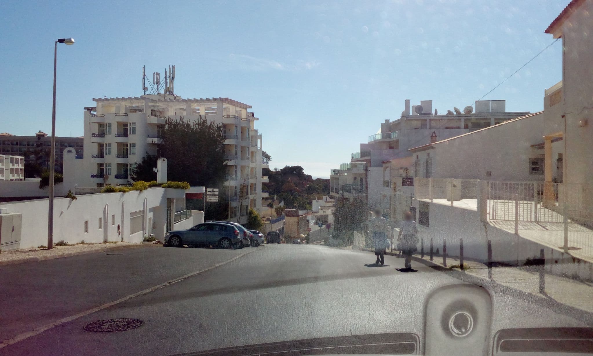 Street view near Apartamentos Naturmar Praia Bloco B, Olhos de Água — © micmin1972 (CC BY-SA · Mapillary)