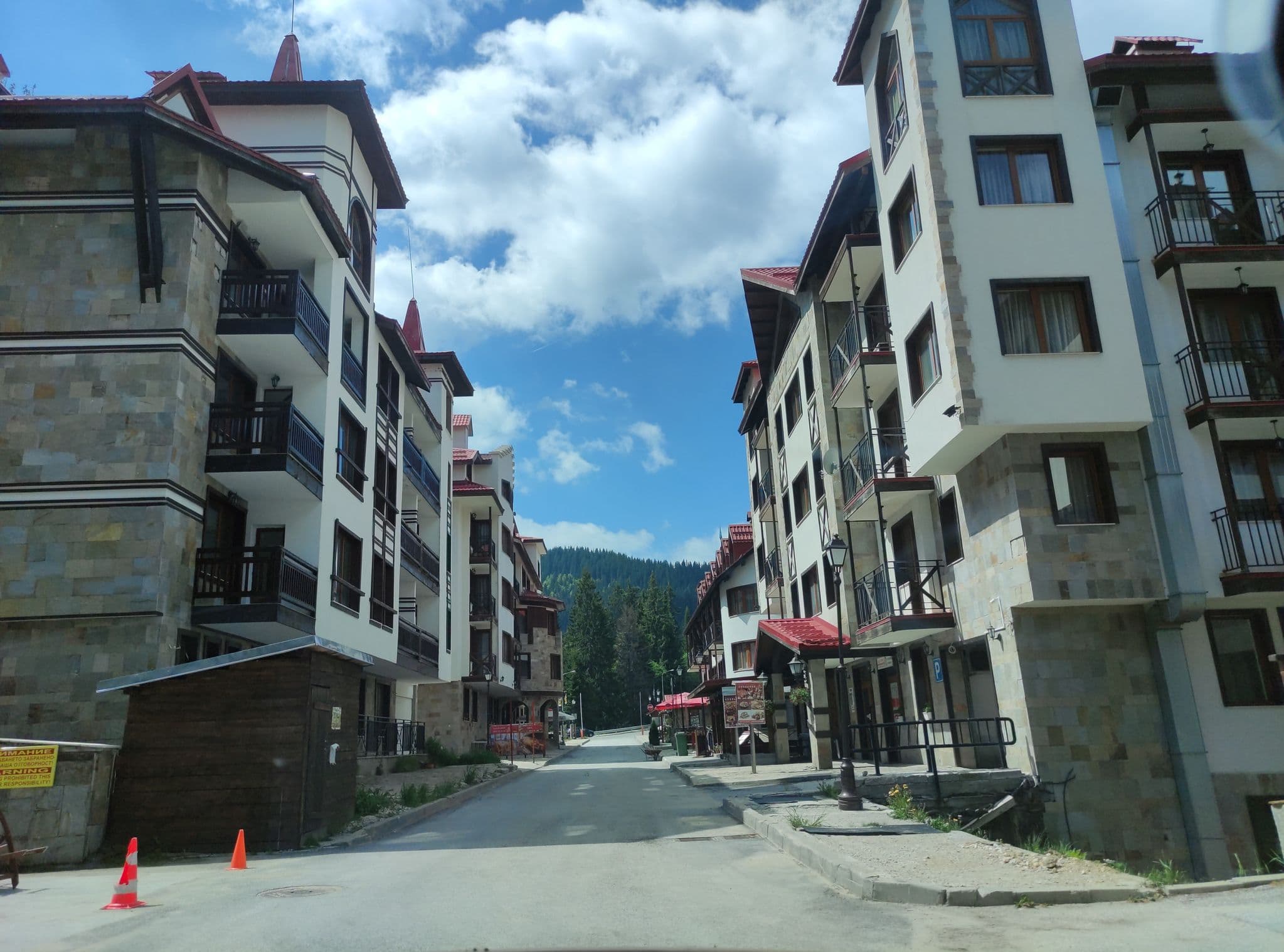 Street view near Evridika Hills Aparthotel, Smolyan — © neau (CC BY-SA · Mapillary)