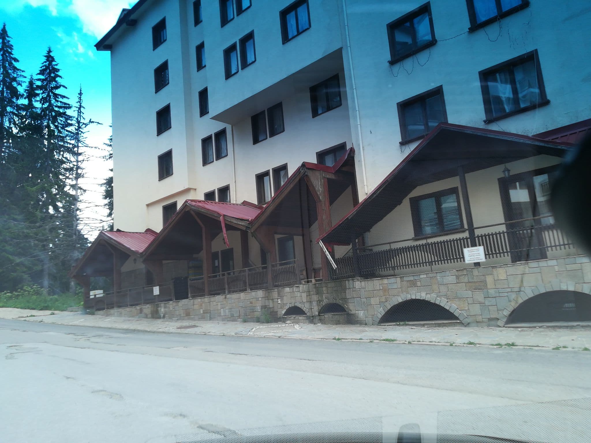 Street view near Хотел Пампорово (Hotel Pamporovo), Chepelare — © ivanov (CC BY-SA · Mapillary)